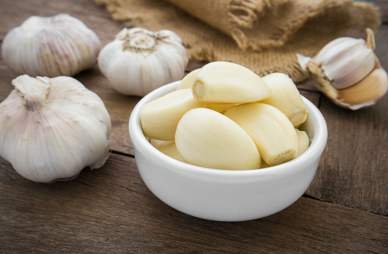 Knoblauch in einer Schale | Credit: iStock.com/Amarita