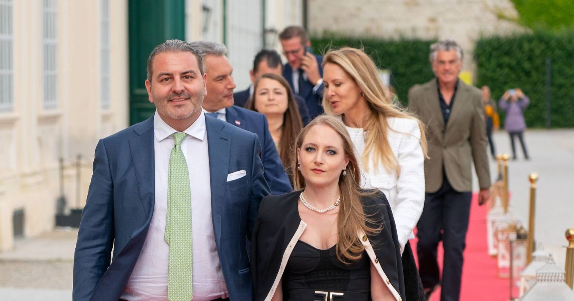 Leo Lugner und seine Ehefrau Jackie gehen nebeneinander auf dem roten Teppich.