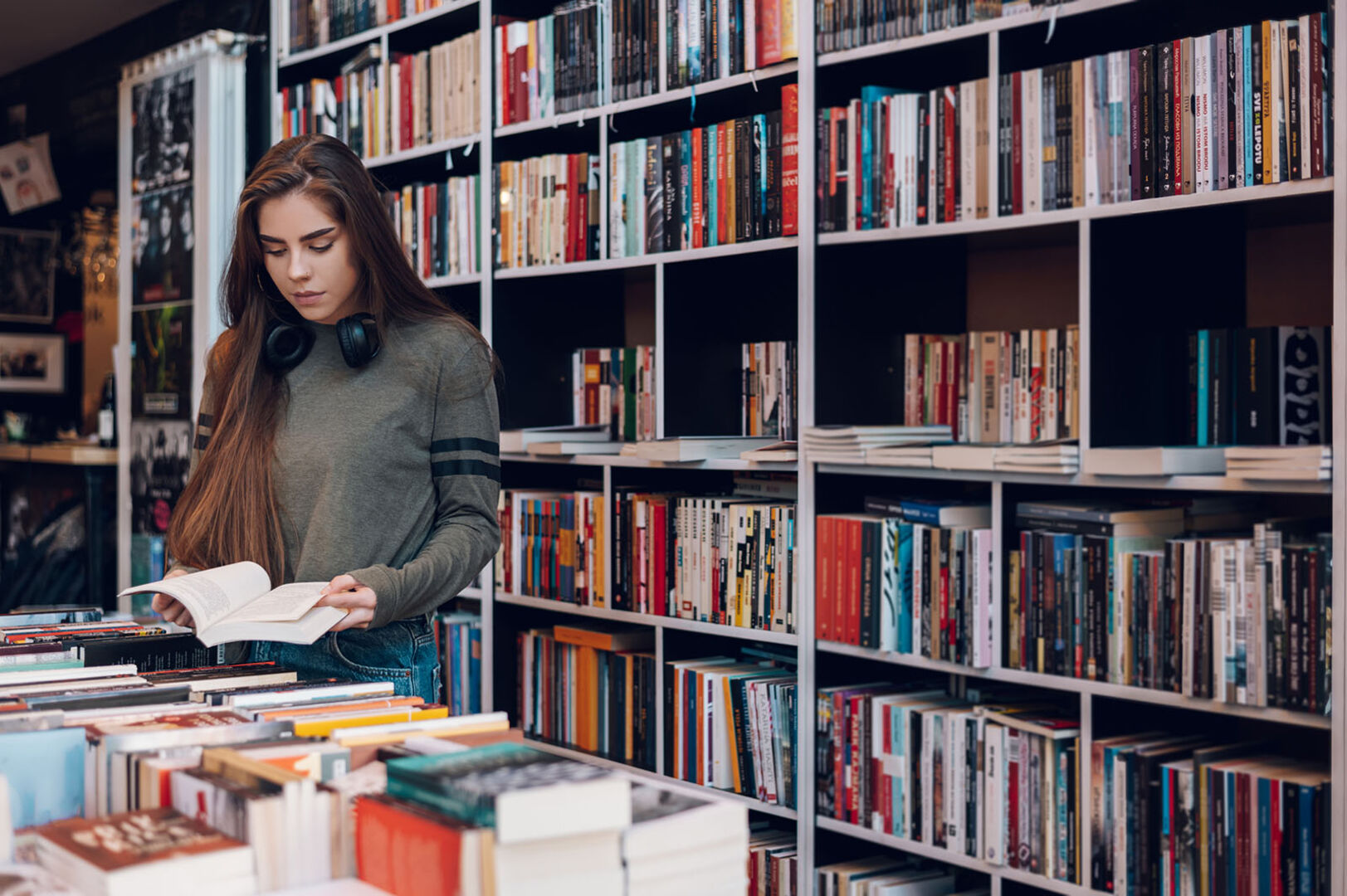 Frau in einer Buchhandlung | Credit: iStock.com/zamrznutitonovi