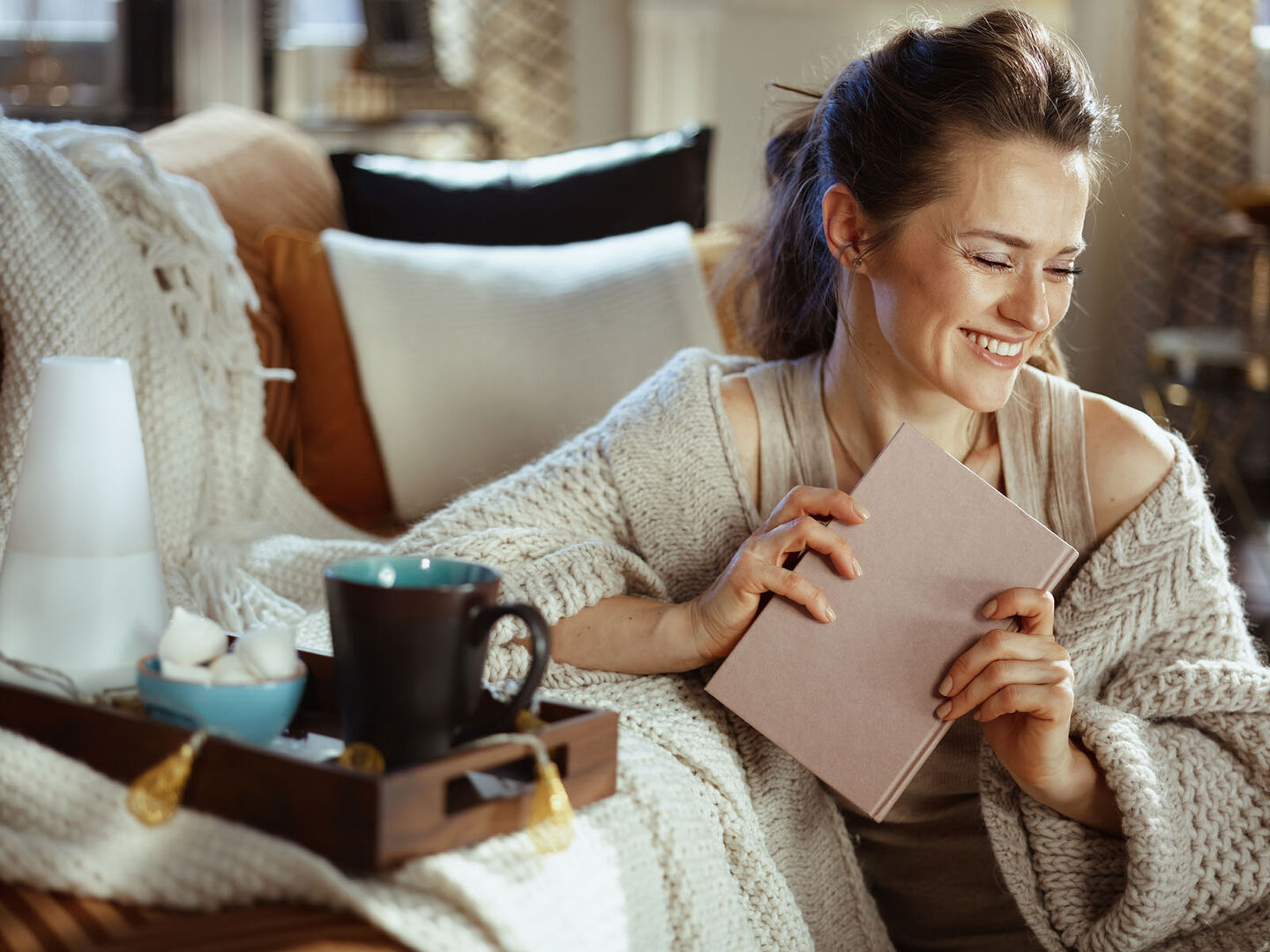 Frau hat Buch in der Hand | Credit: iStock.com/CentralITAlliance