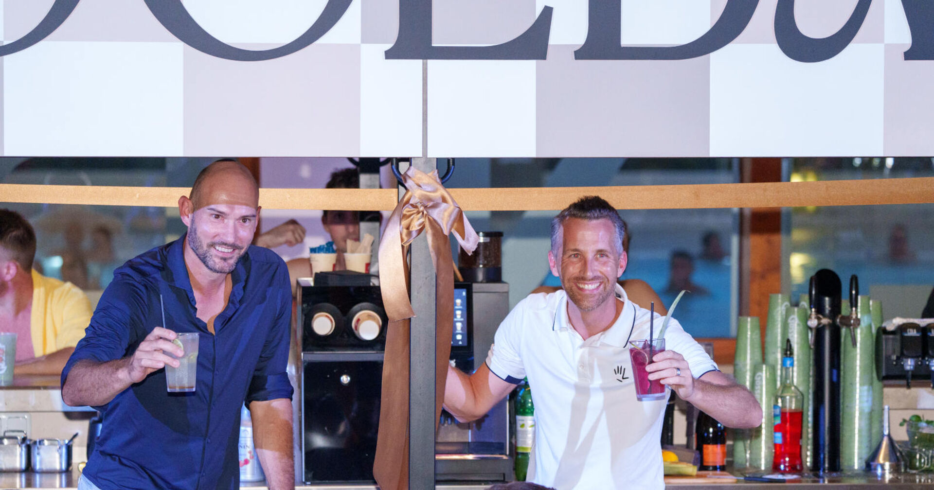 Zwei Männer halten zwei Cocktails in der Hand