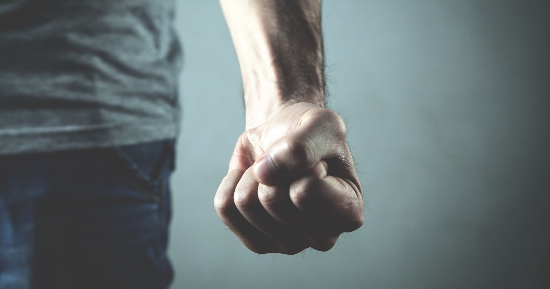 Ein Mann ballt seine Hand zu einer Faust.