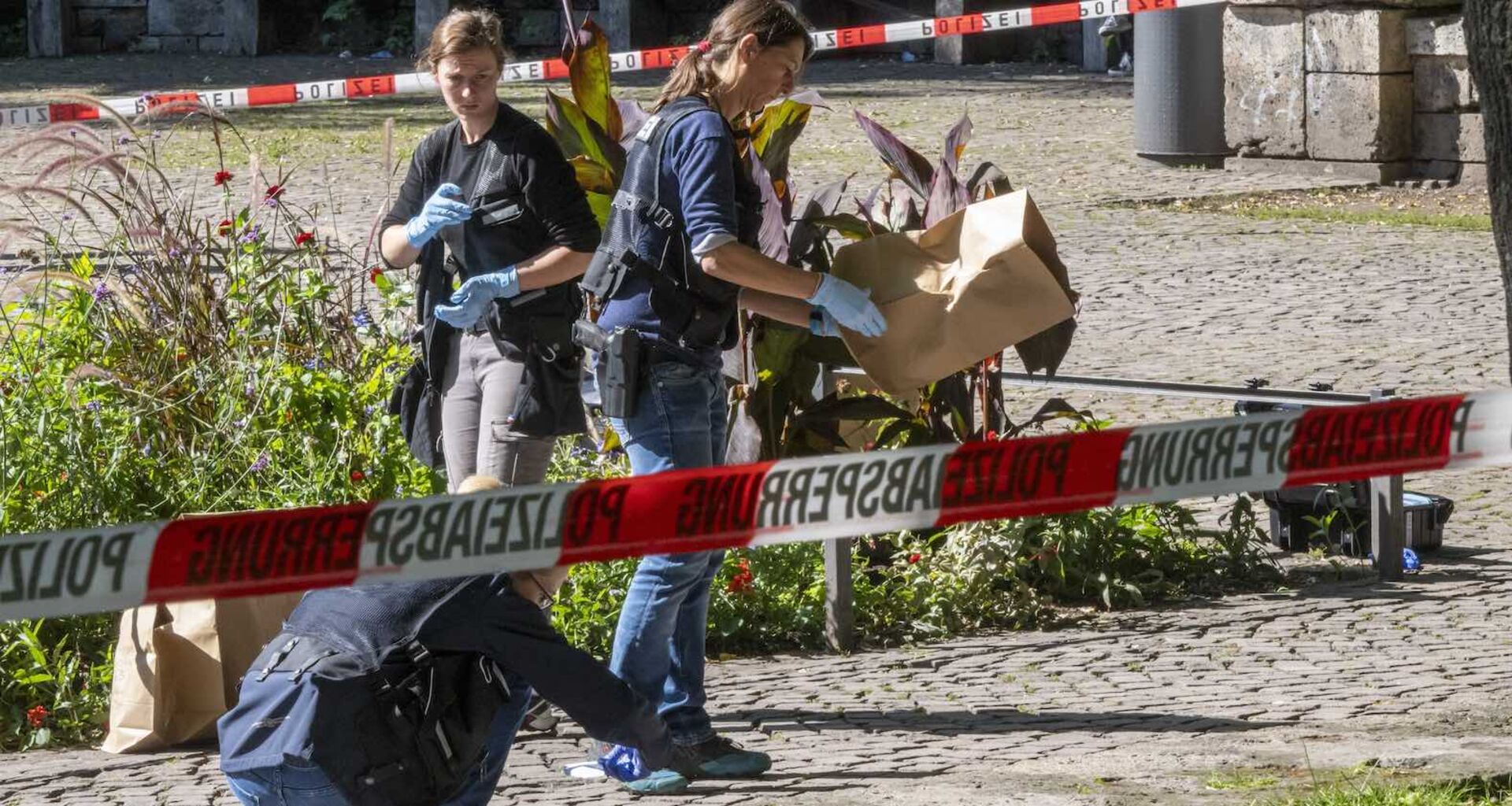 Polizisten ermitteln am Tatort.