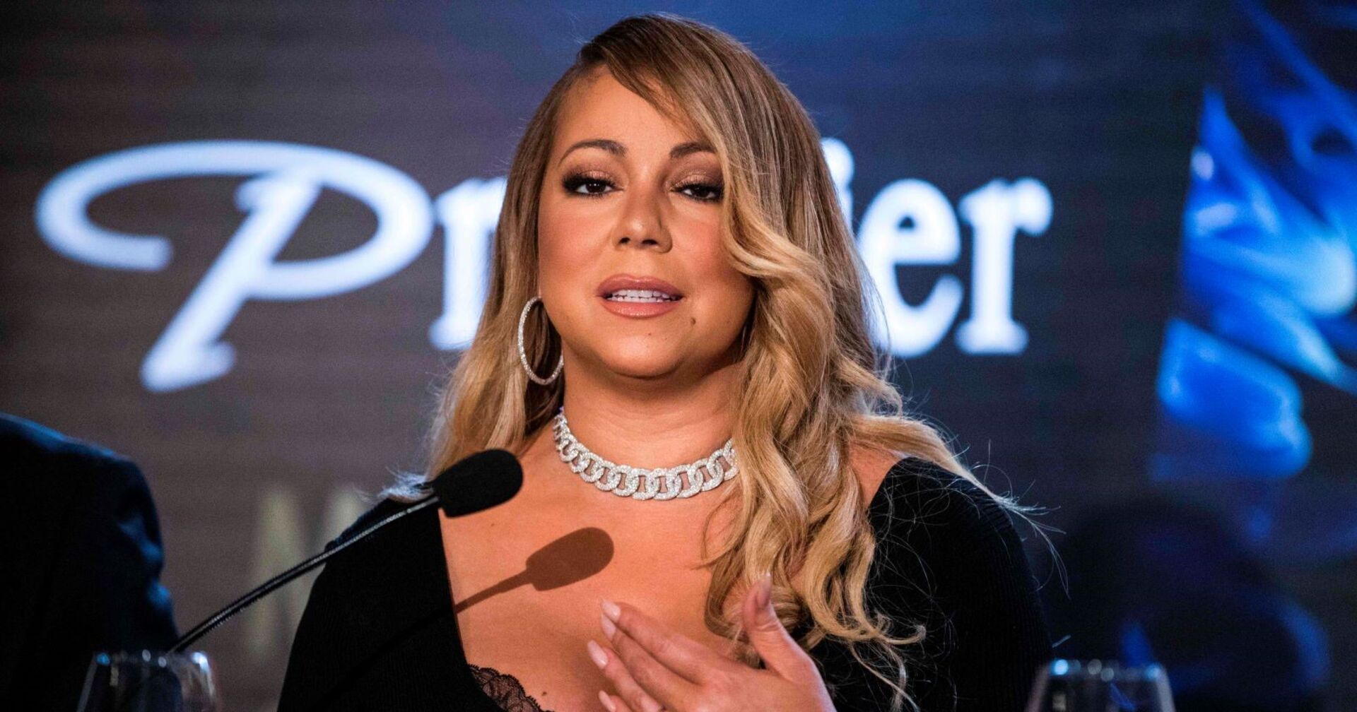 Mariah Carey spricht in ein Mikrophon.