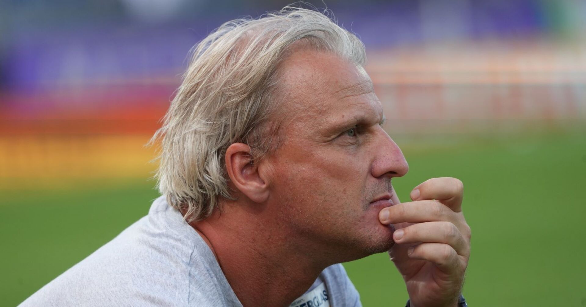 Markus Schopp sitzt auf der Trainerbank und starrt auf das Spielfeld