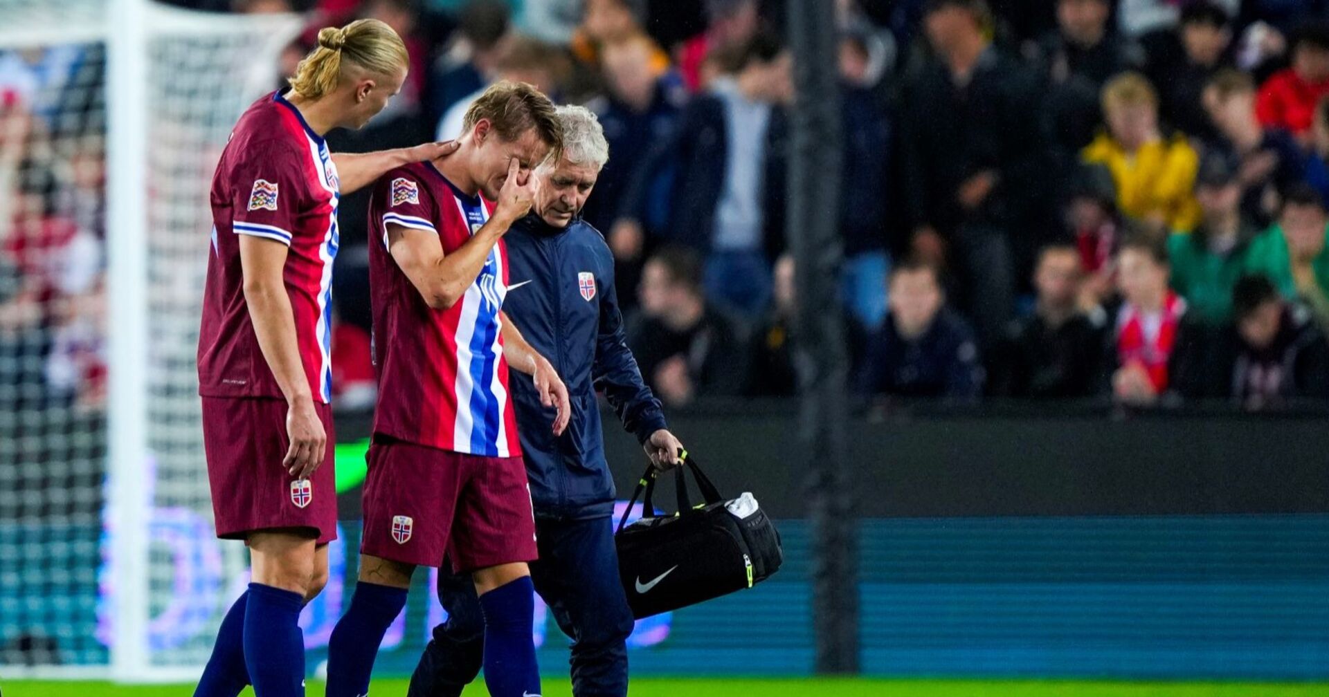 Norwegens Nationalspieler Martin Ödegaard wird nach einer Verletzung abtranspotiert