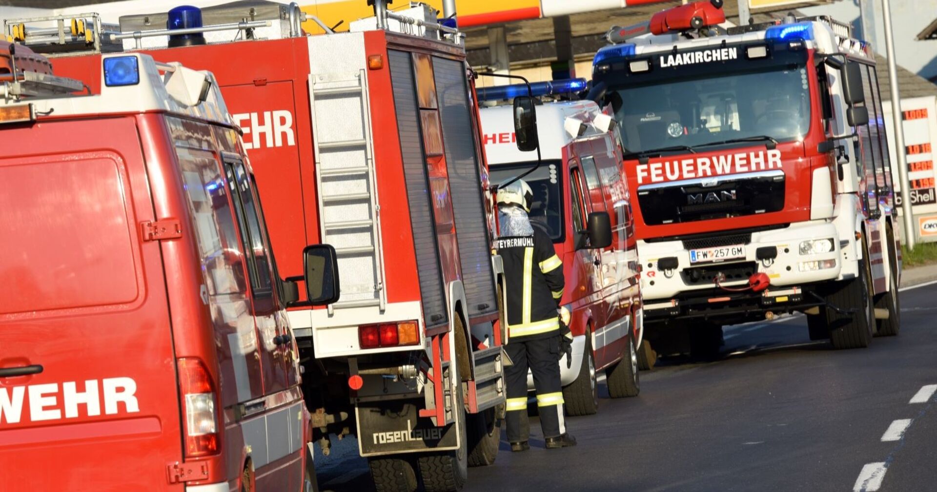 Mehrere Feuerwehrwägen im Einsatz