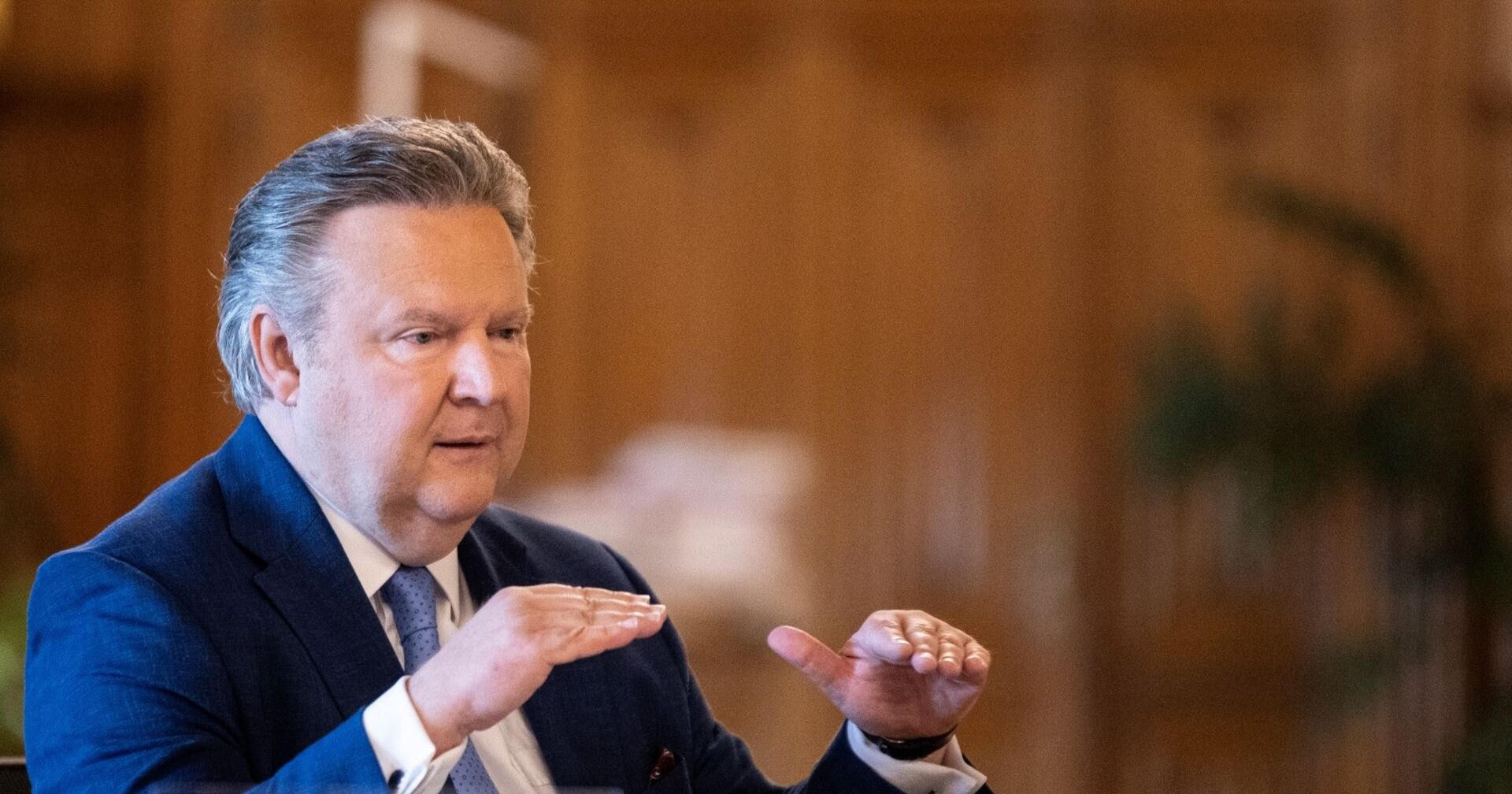 Michael Ludwig sitzt hinter einem Schreibtisch