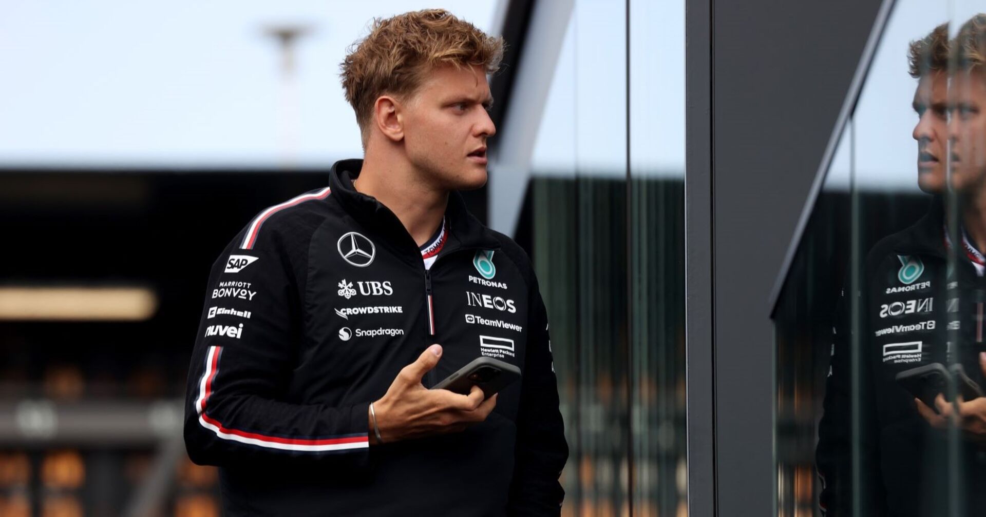 Mick Schumacher trägt ein Mercedes-Oberteil