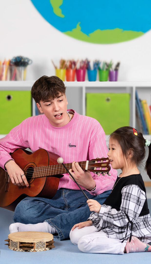 Kindergärtner mit Kind | Credit: BAfEP des Schulvereins  der Kreuzschwestern