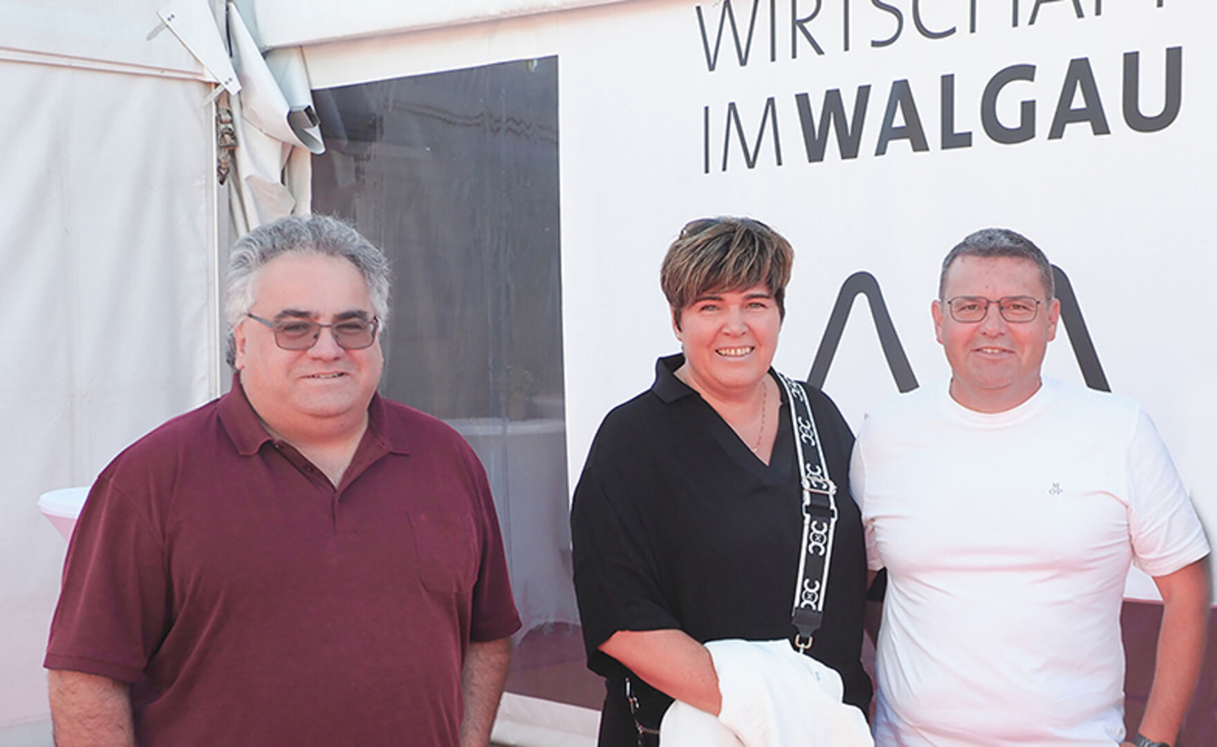 Ammannbau GF Jürgen Ritter mit  Daniela und Stefan Grass (v. li.)