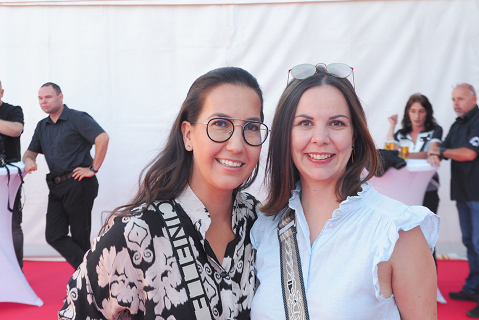 Melanie Jäger und Sarah Wokurek (v. li.)