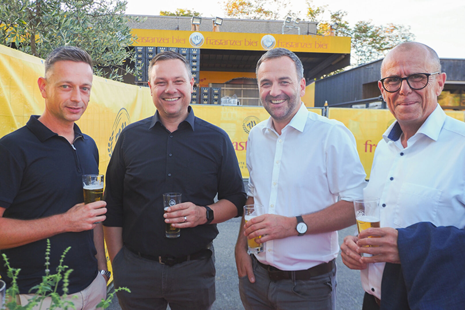 Manfred Pichler (Logett), Wirtschafts-Gemeinderat Jürgen Blaha (Frastanz), Klaus Malin (K10-Küchendesign) und  Bgm. Walter Gohm (v. li.)