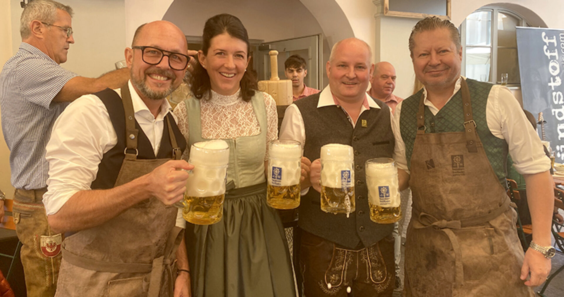 Die Kornmesser Gastgeber Thomas und Theresia Zwerger mit Bürgermeister Michael Ritsch  (li.) und Anwalt N