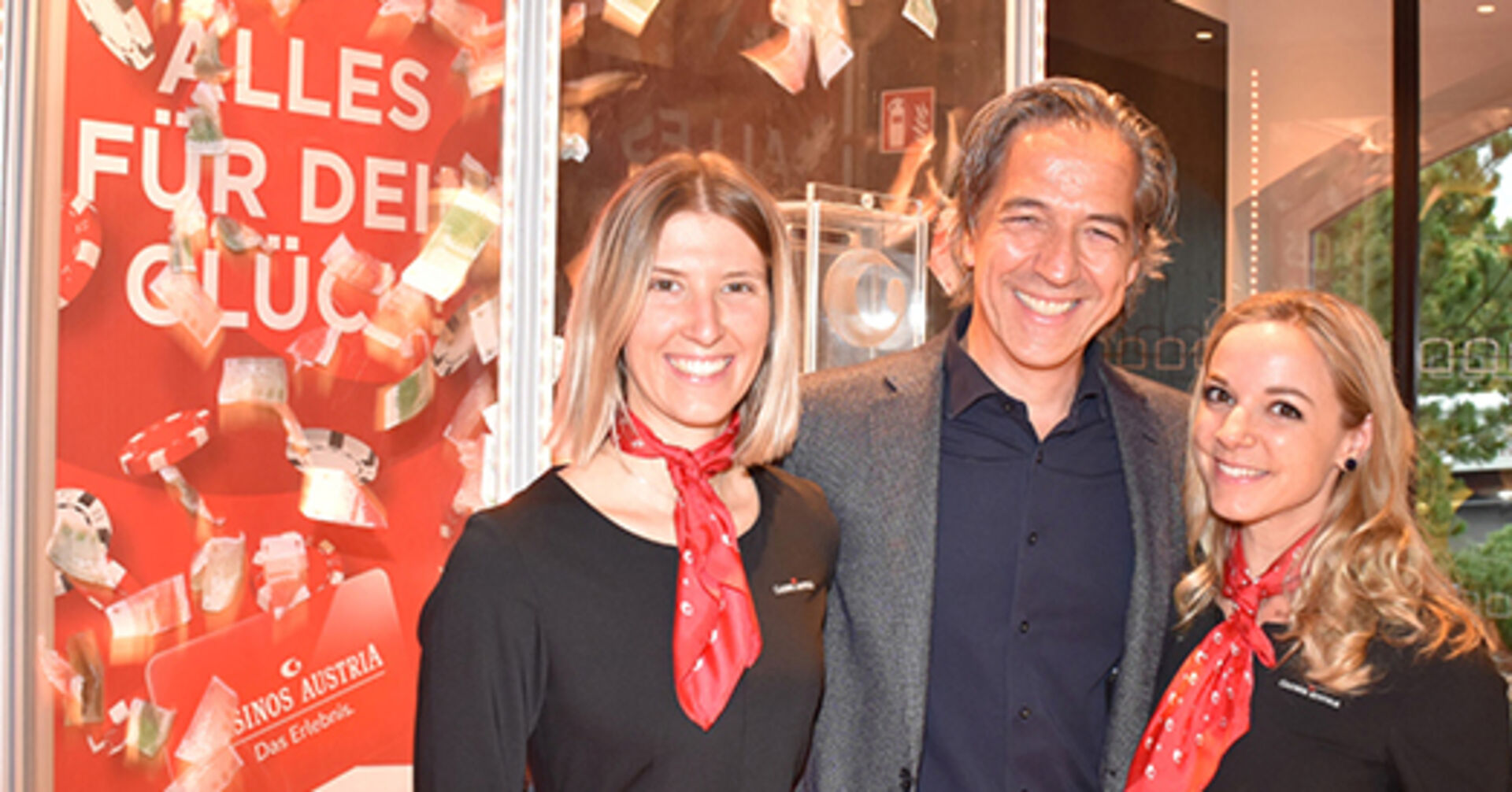 Axel Pfefferkorn (GF Seehotel &amp; peppercollection) mit den Casino Ladys Carina (li.) und Laura
