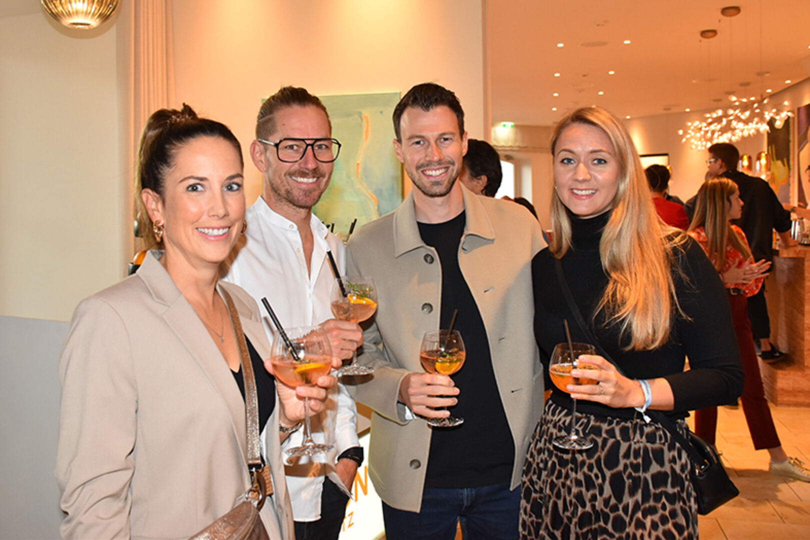 Isabelle Flerin mit Cornelius Greussing (Lascript Lasertechnik Hörbranz), Abraham und Alena Sohm