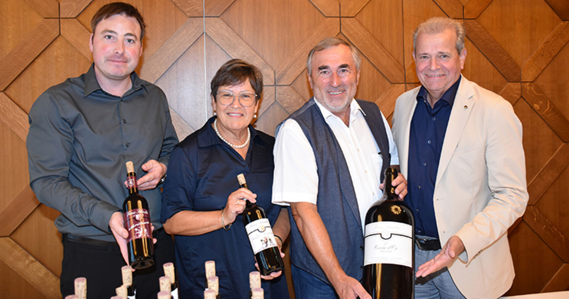 Maria Spindelberger &amp; Franz Schindler (Weingut Schindler), (mi.) mit Eventleiter Markus Lagler (li.) und Christian Greber (Burgrestaurant)