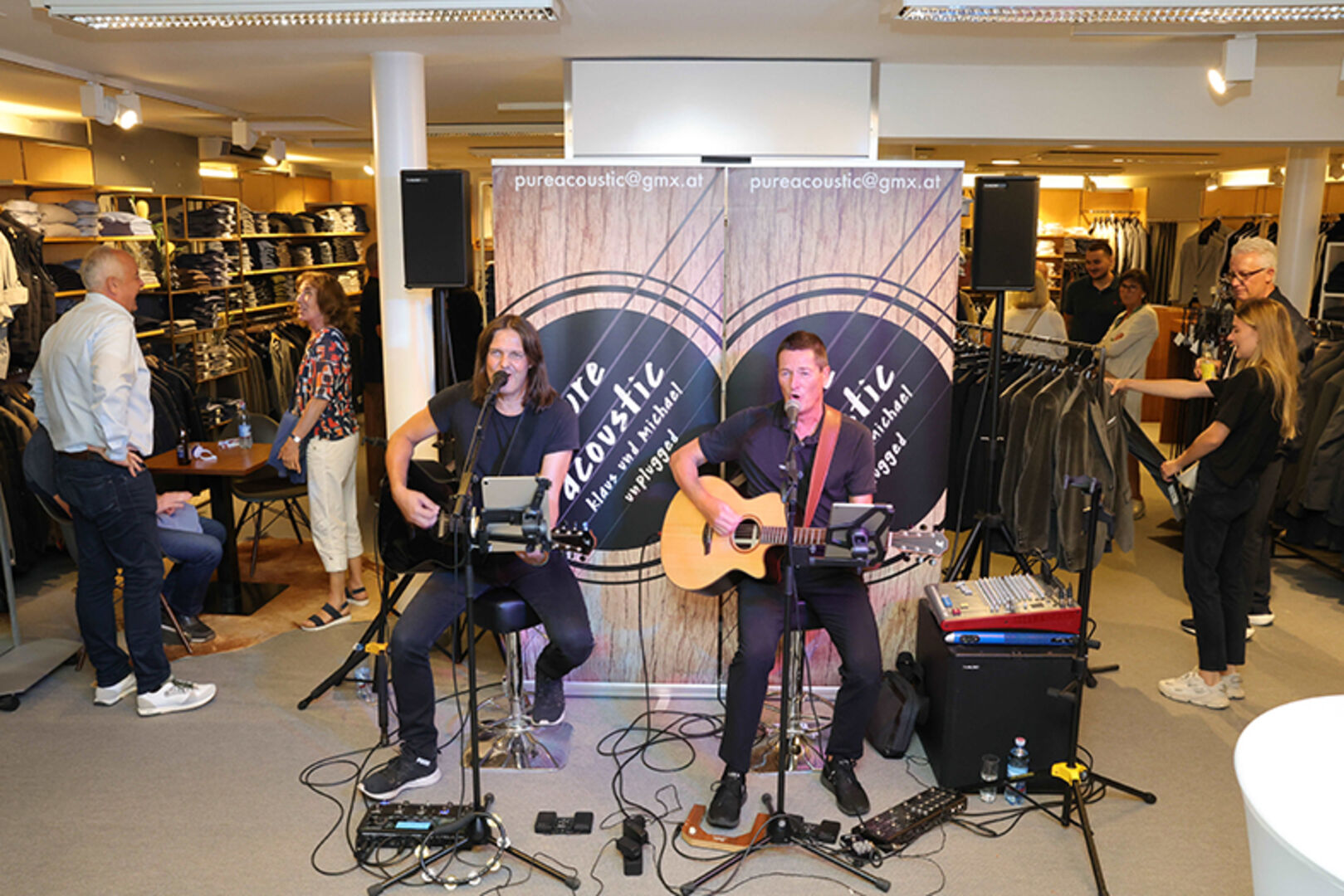 Viel Sound in den Flanierzonen. U.a. mit PureAcoustic (Klaus &amp; Michael), die im Modehaus Mayer spielten ...