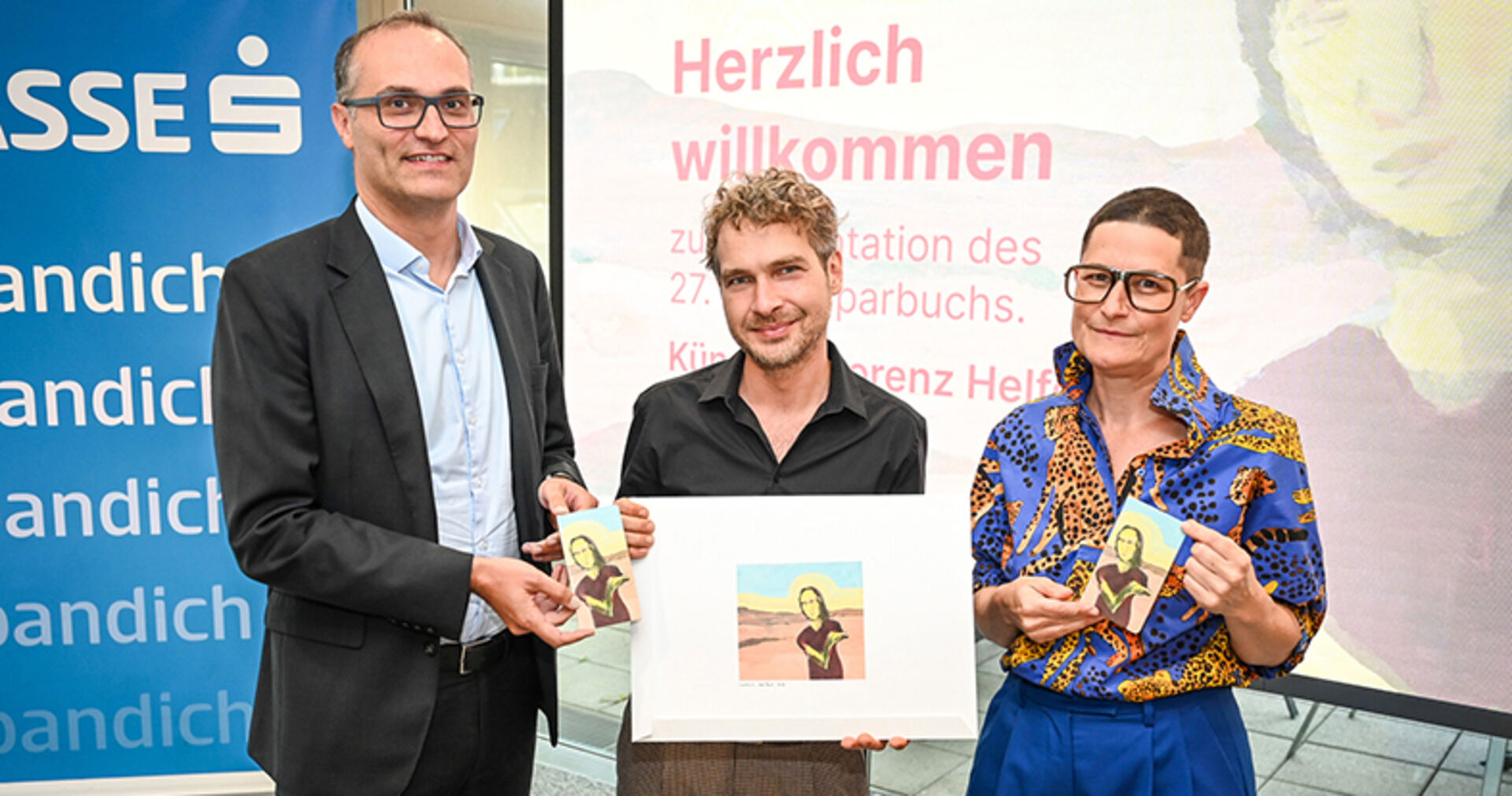 Johannes Hämmerle (Vorstandsdirektor Sparkasse  Bregenz) mit Künstler Lorenz Helfer und Vernissagerednerin Künstlerin Christine Lederer (v. li.)
