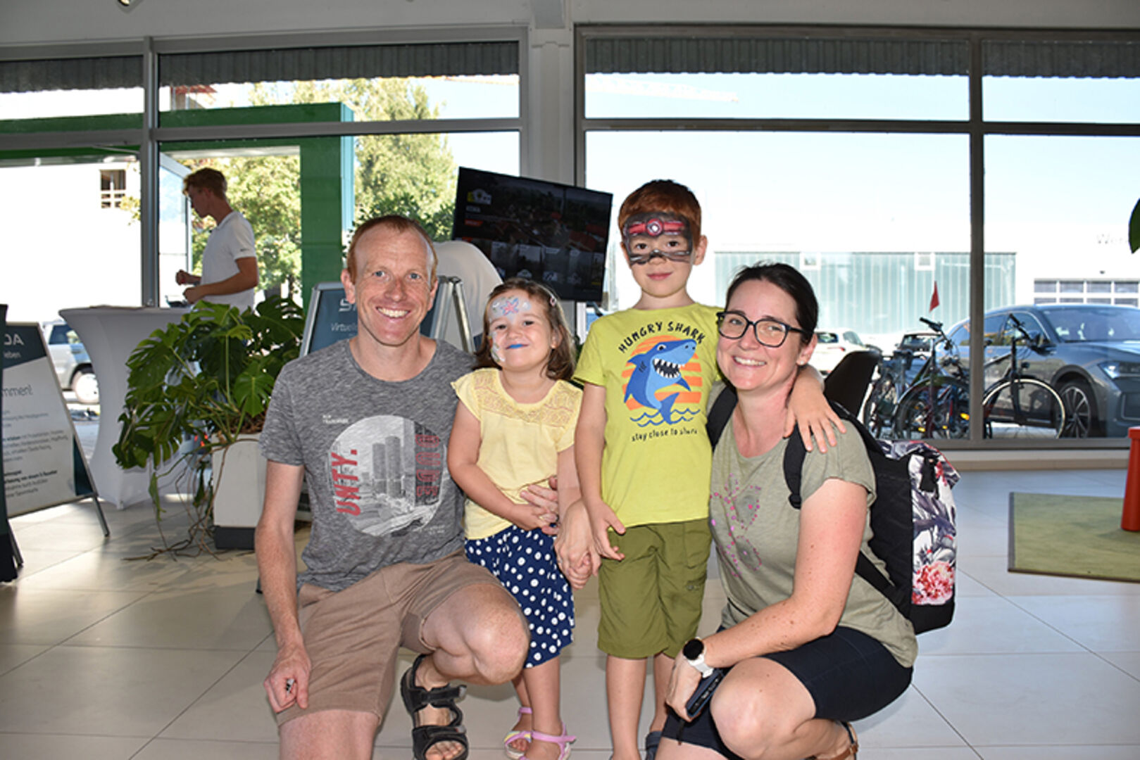 Spaß beim Kinderschminken: Andrew und Anja Quinn mit Olivia und Oskar