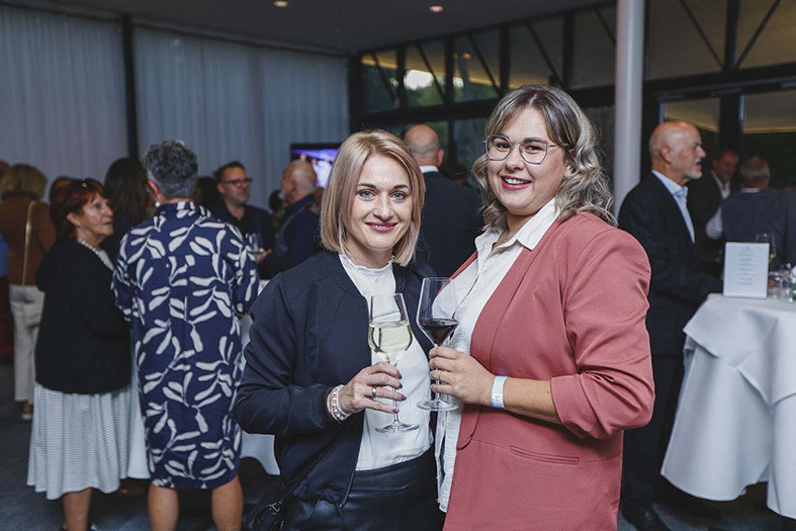 Sonja Bilgeri und Theresia Geser (Haarwerk) (v. li.)