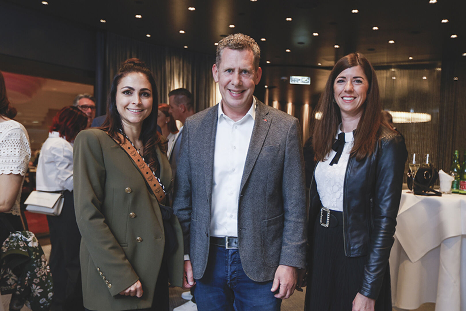 Jenifer Grabher Meier (Frisör Kim),  AK Präs. Bernhard Heinzle und  AK-Vize Präs. Jessica Lutz (v. li.)