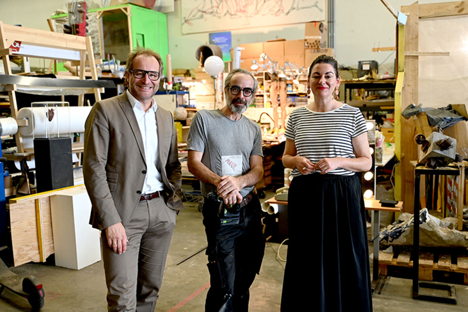 Campusväre: Kulturstadtrat Alexander Juen, Künstler Roland Adlassnig und  Bettina Steindl in Halle 5: Aus einer alten Industriehalle wird Vorarlbergs erstes  Zentrum für Kultur- und Kreativwirtschaft und Innovation.