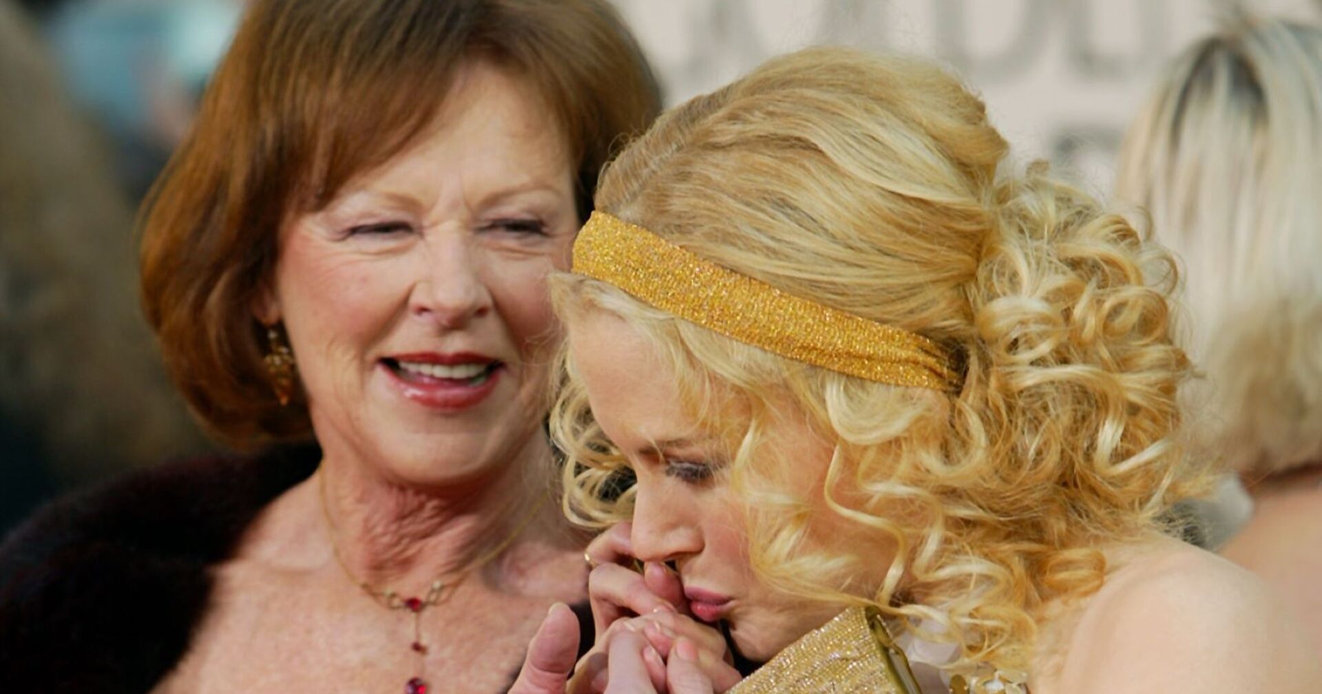 Nicole Kidman küsst die Hand ihrer Mutter bei einem Event