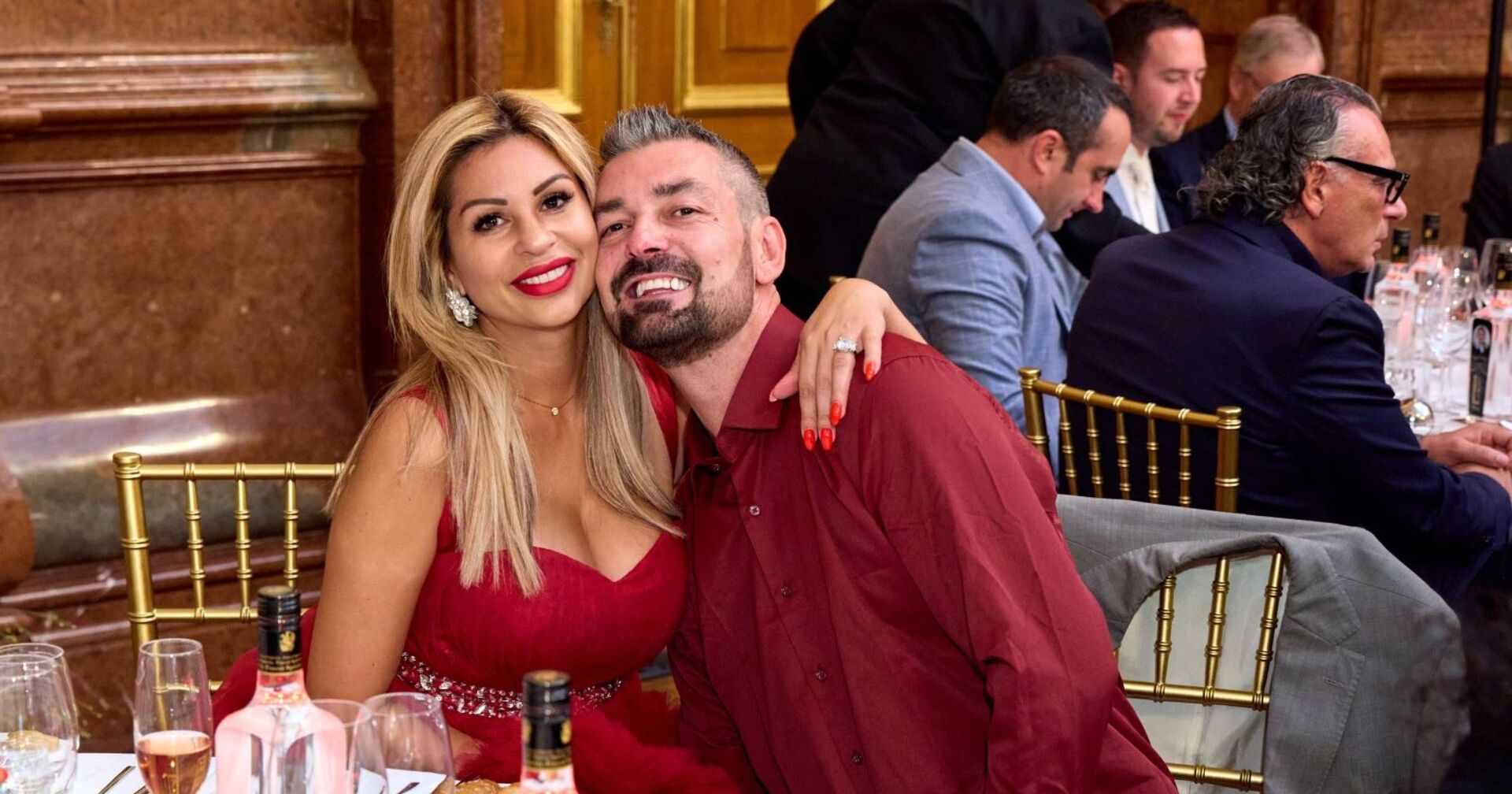 Nina &quot;Bambi&quot; Bruckner umarmt ihren Ehemann Senad.