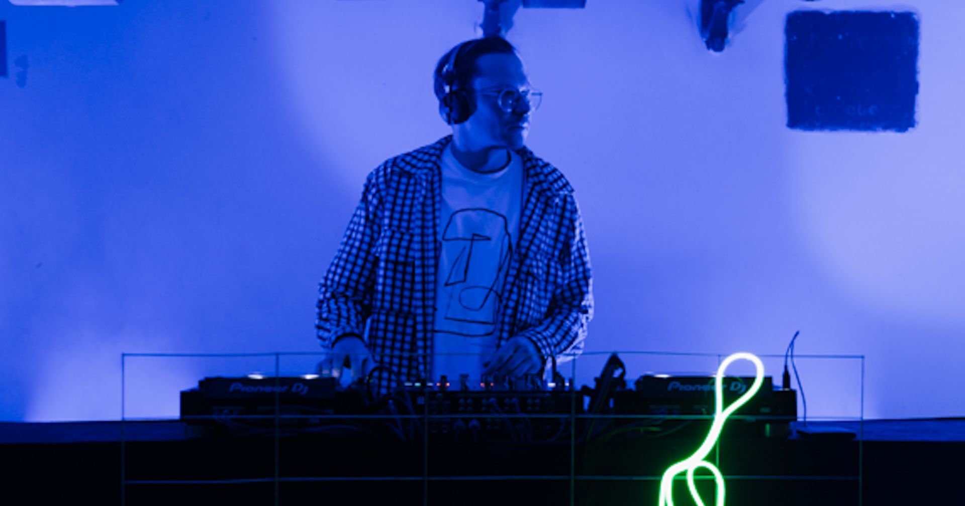 DJ am Pult in der Ottakringer Brauerei