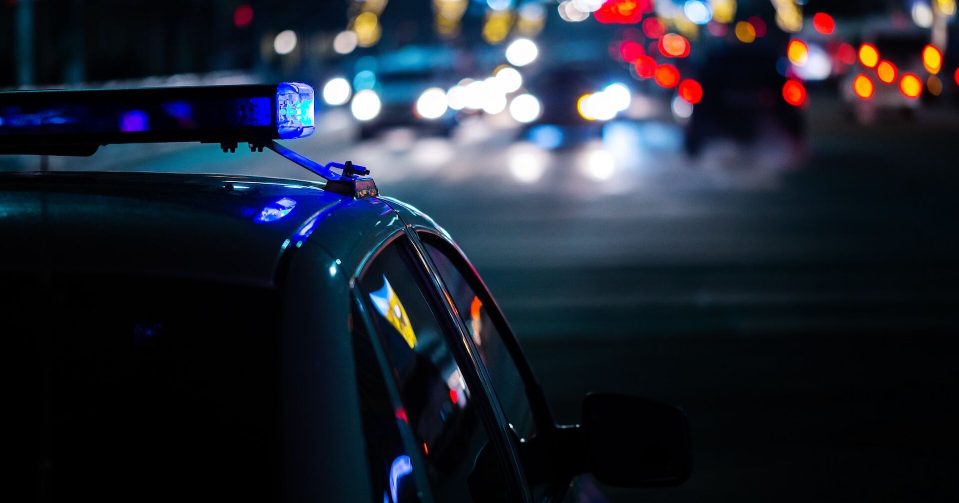 Ein Polizeiauto in der Nacht.