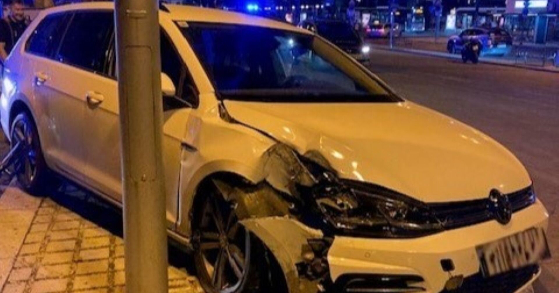 Weißer VW, welcher gegen eine Laterne geknallt ist