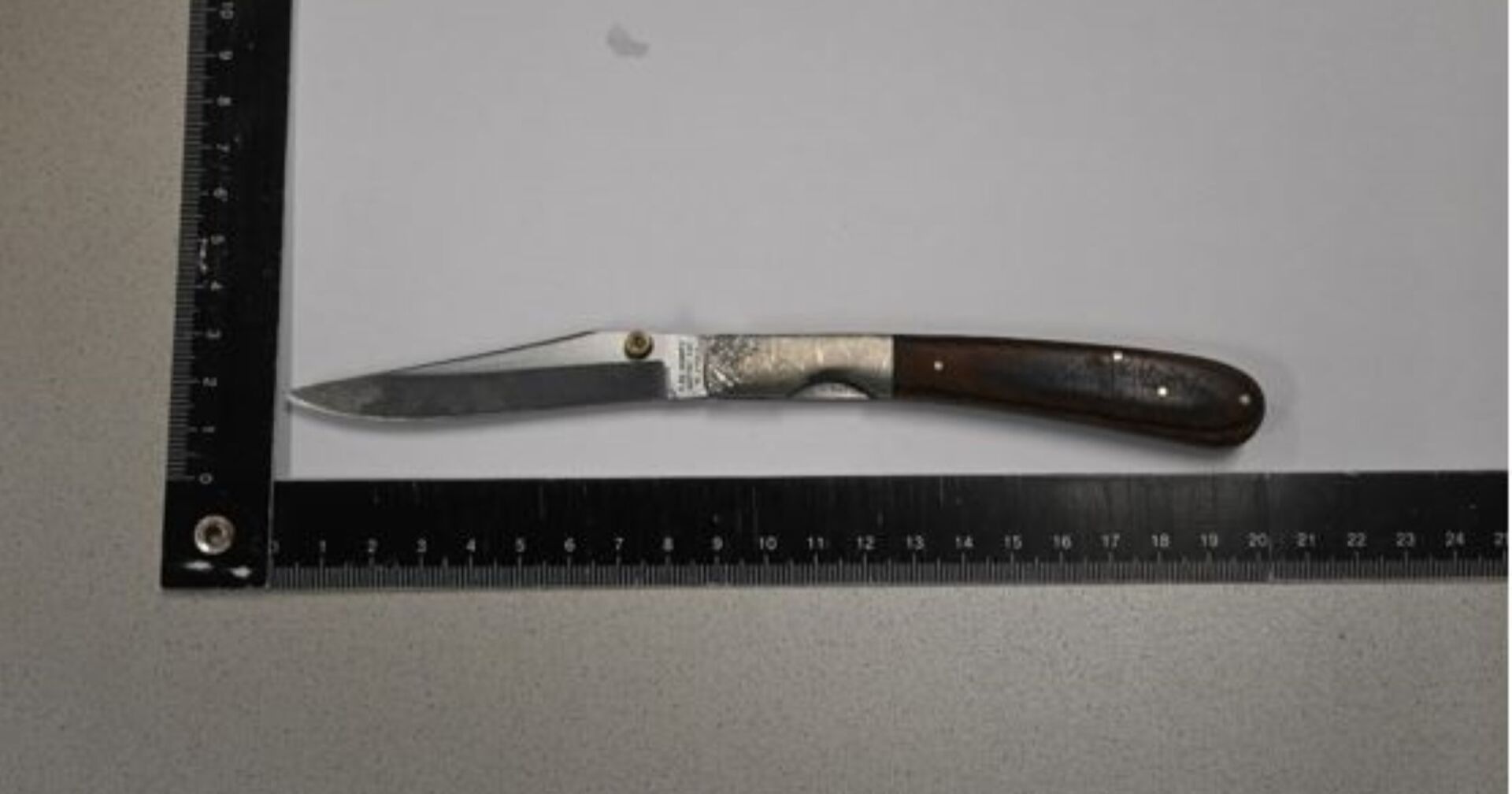 Messer liegt mit Linealen auf einem Tisch