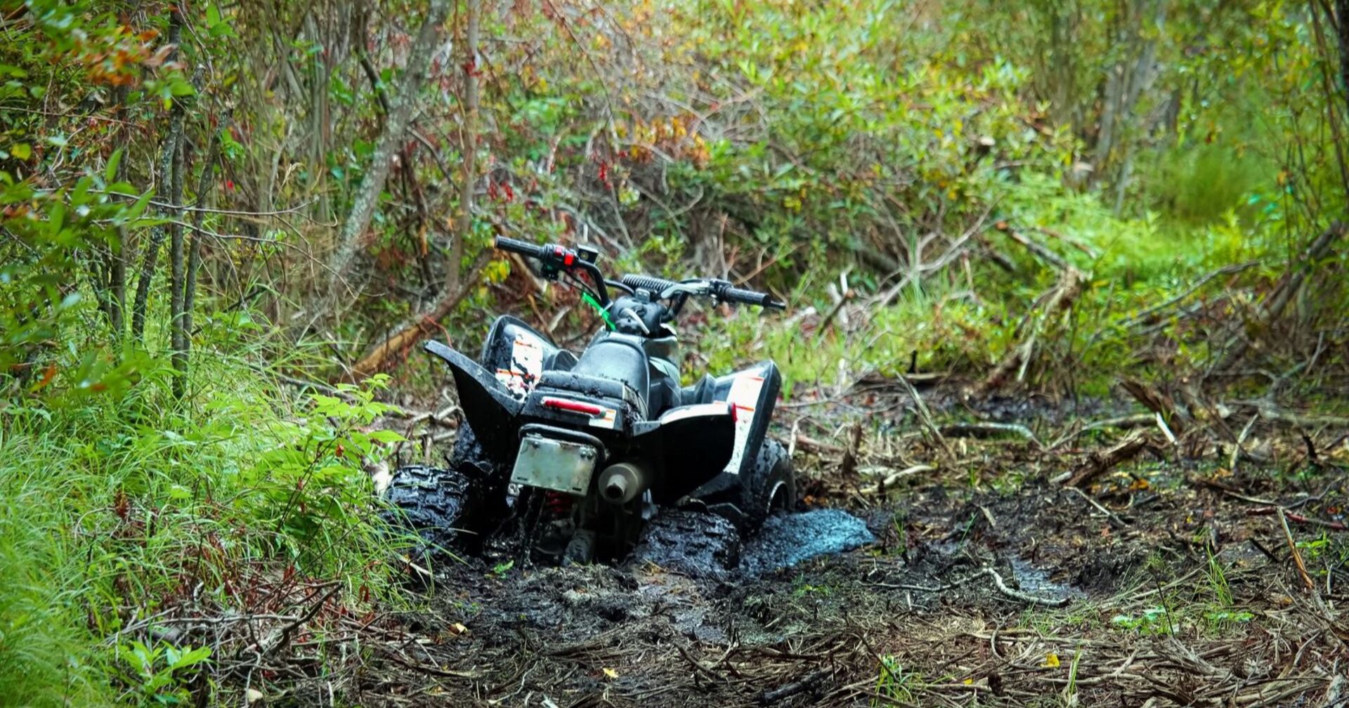 Verunfalltes Quad im Schlamm steckend