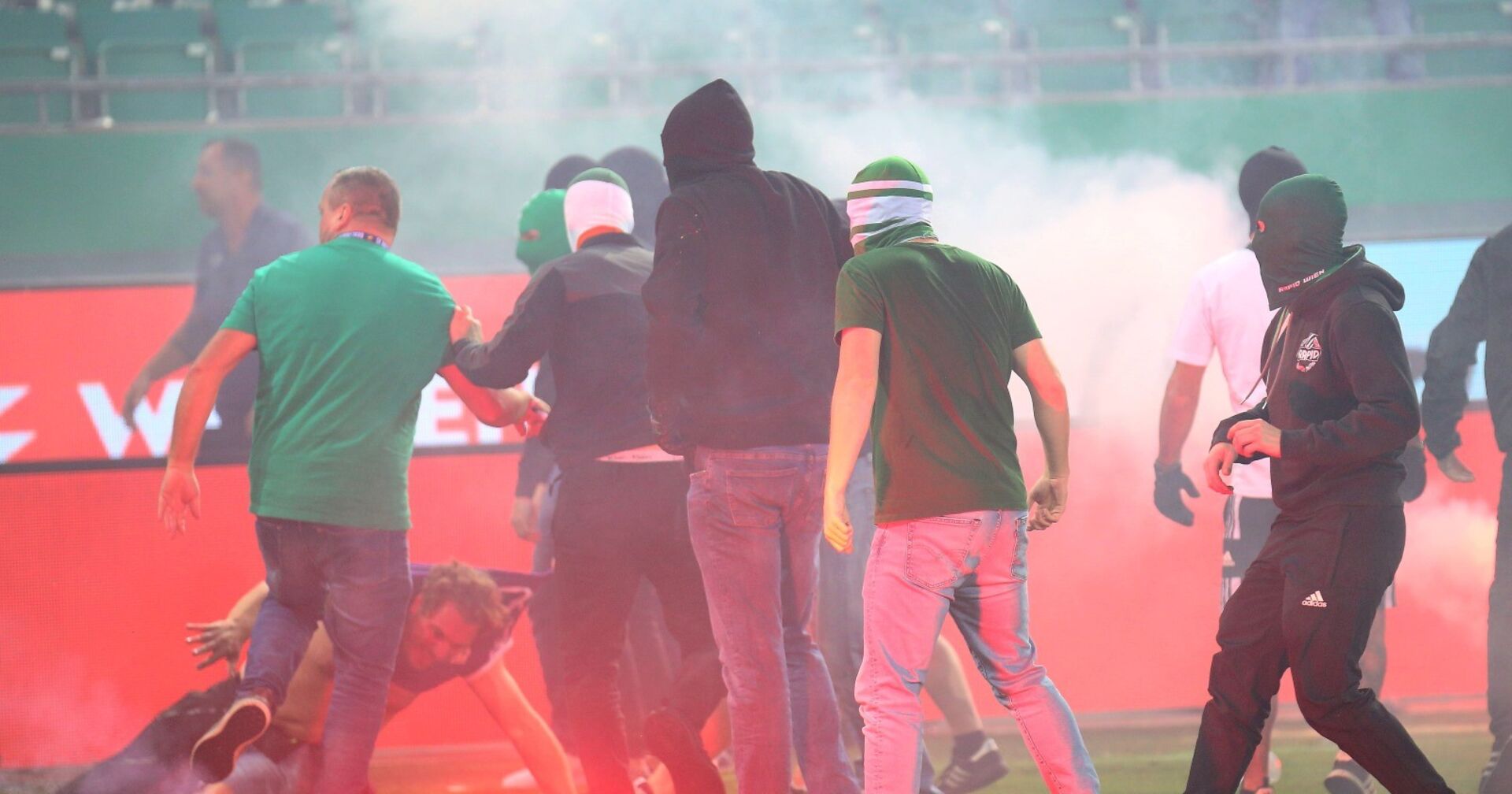 Rapid-Ultras am Spielfeld