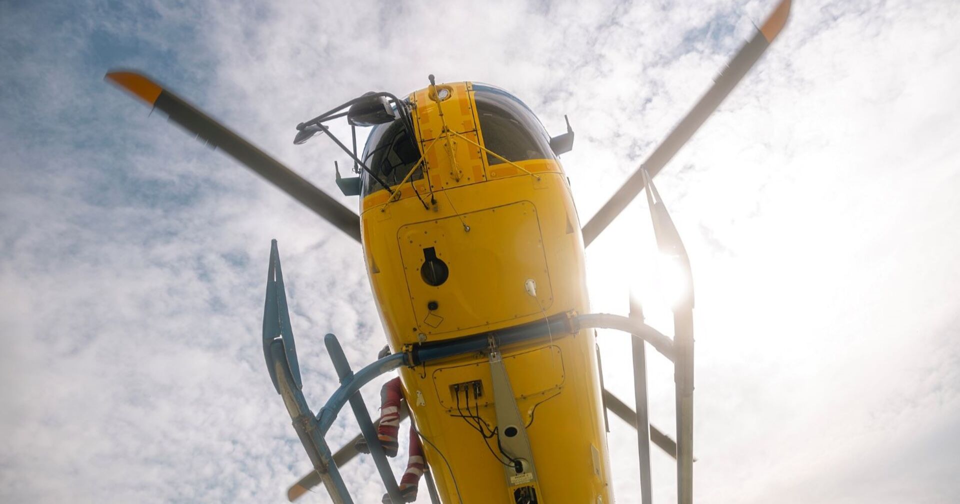 Gelber Rettungshubschrauber bei der Landung