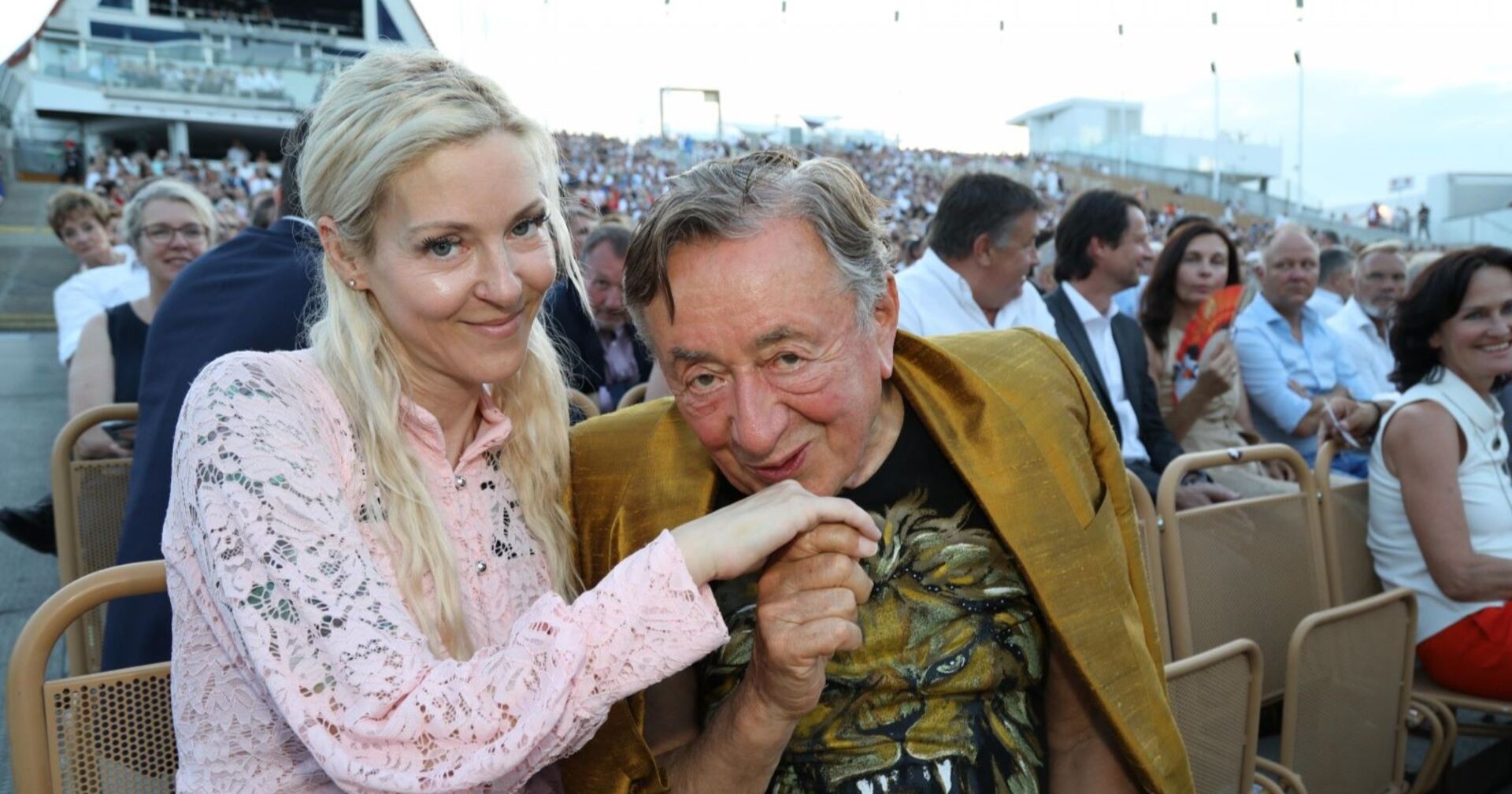 Richard Lugner küsst Simones Hand.