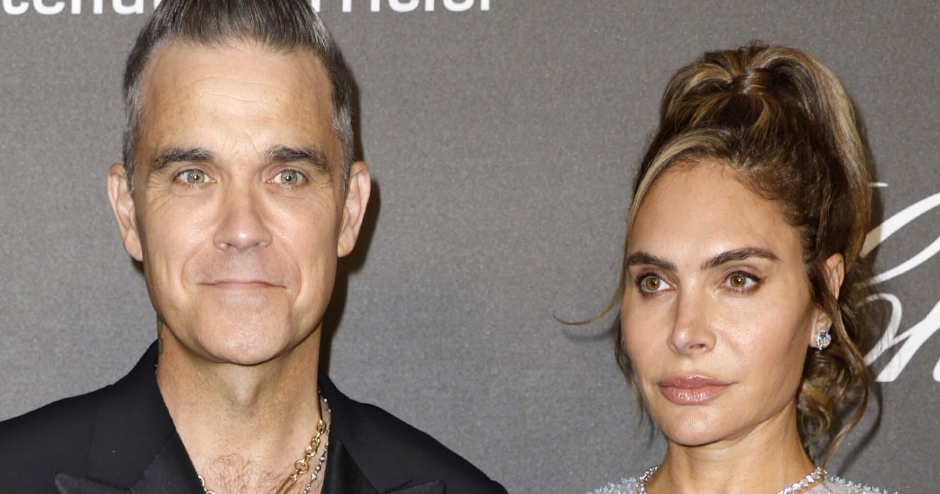 Robbie Williams und seine Frau Ayda Field mit ernstem Gesichtsausdruck.