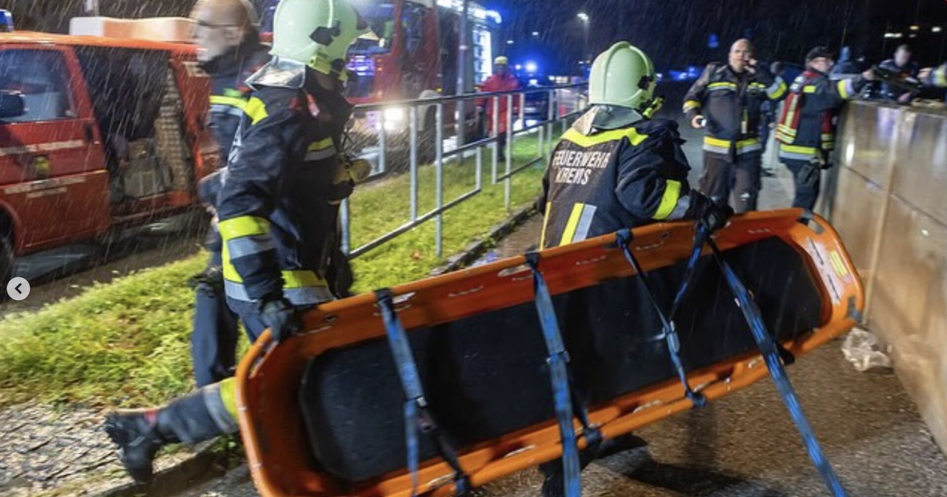 Einsatzkräfte der Freiwilligen Feuerwehr Krems eilen dem Rollstuhlfahrer mit einer Trage zu Hilfe.