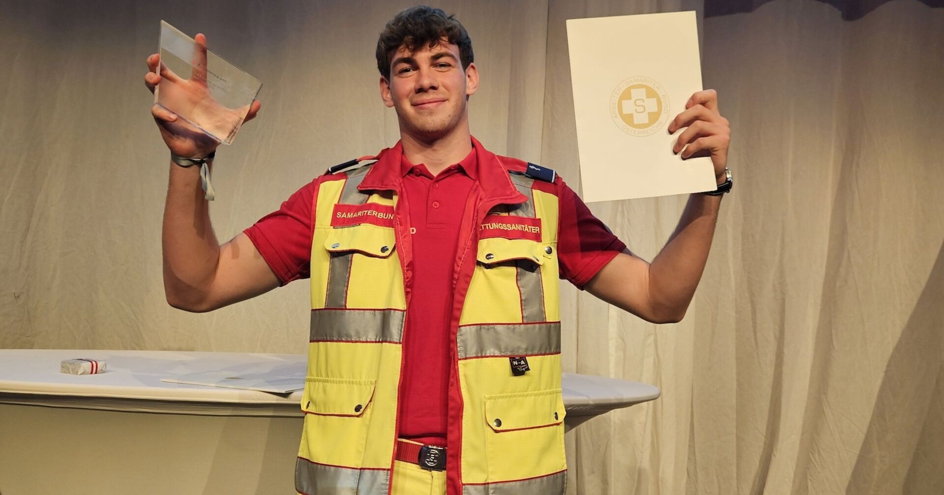 Zivildiener mit Urkunde und Trophäe