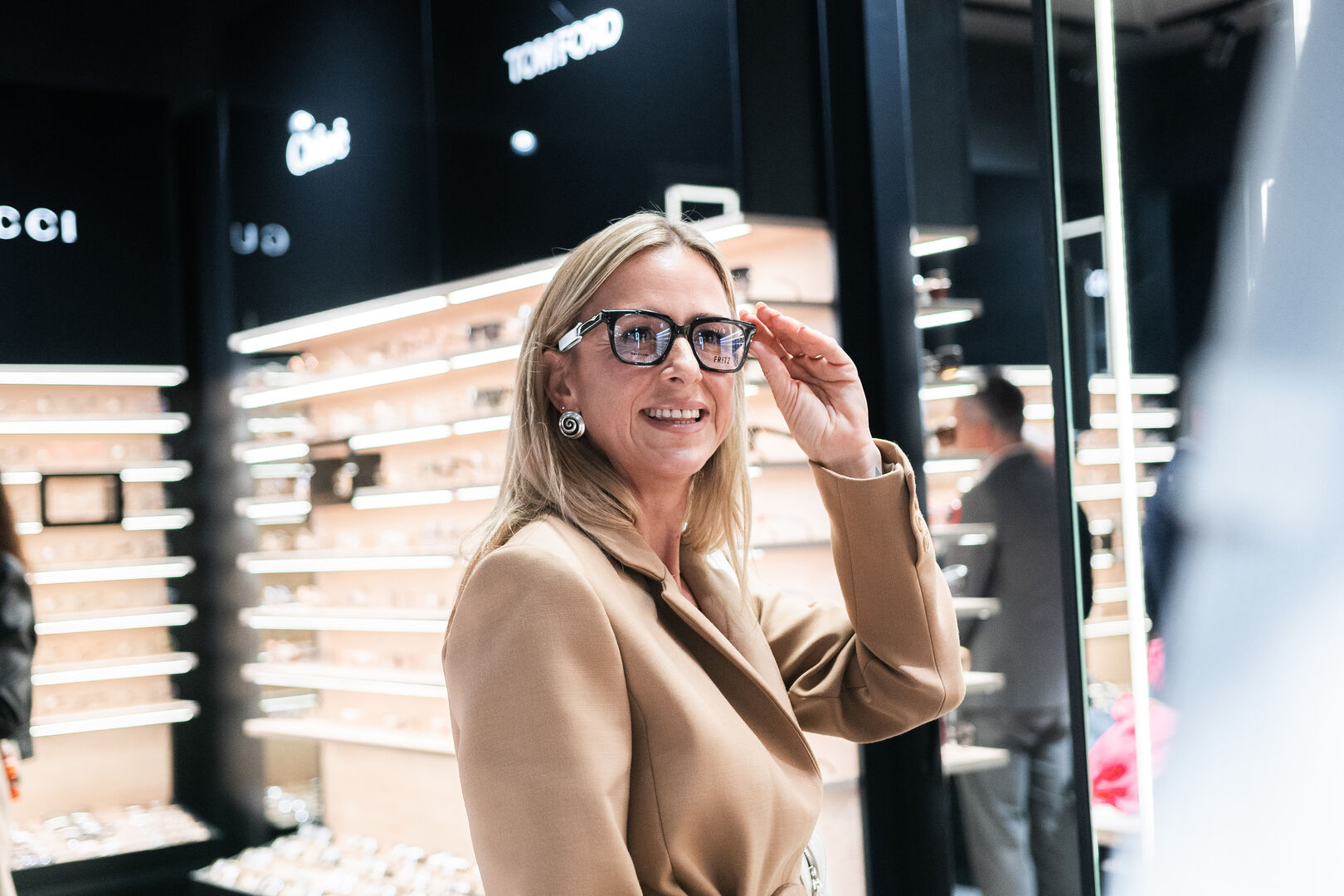 Eine Frau probiert eine Brille an