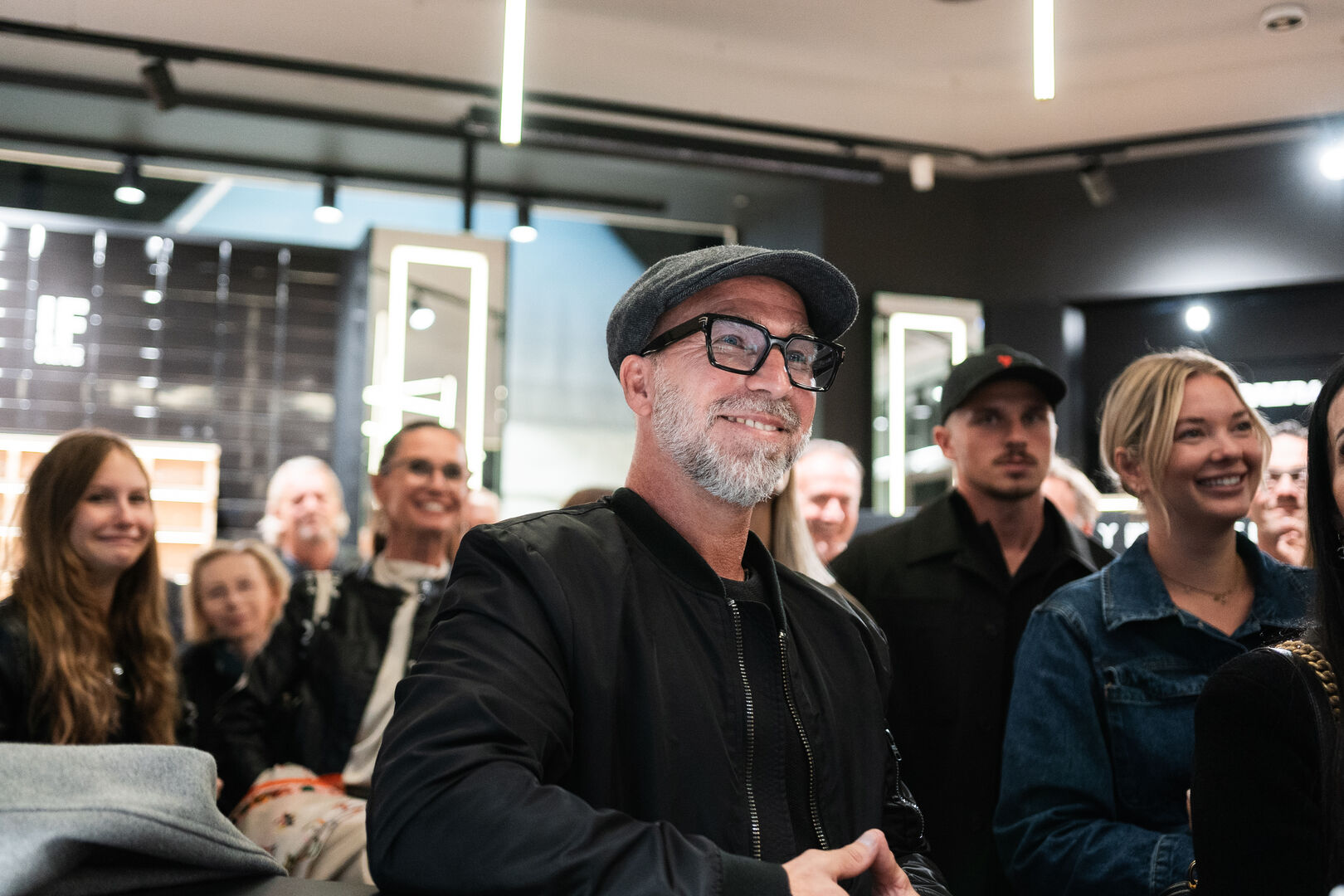 Mehrere Menschen lauschen einem Moderator