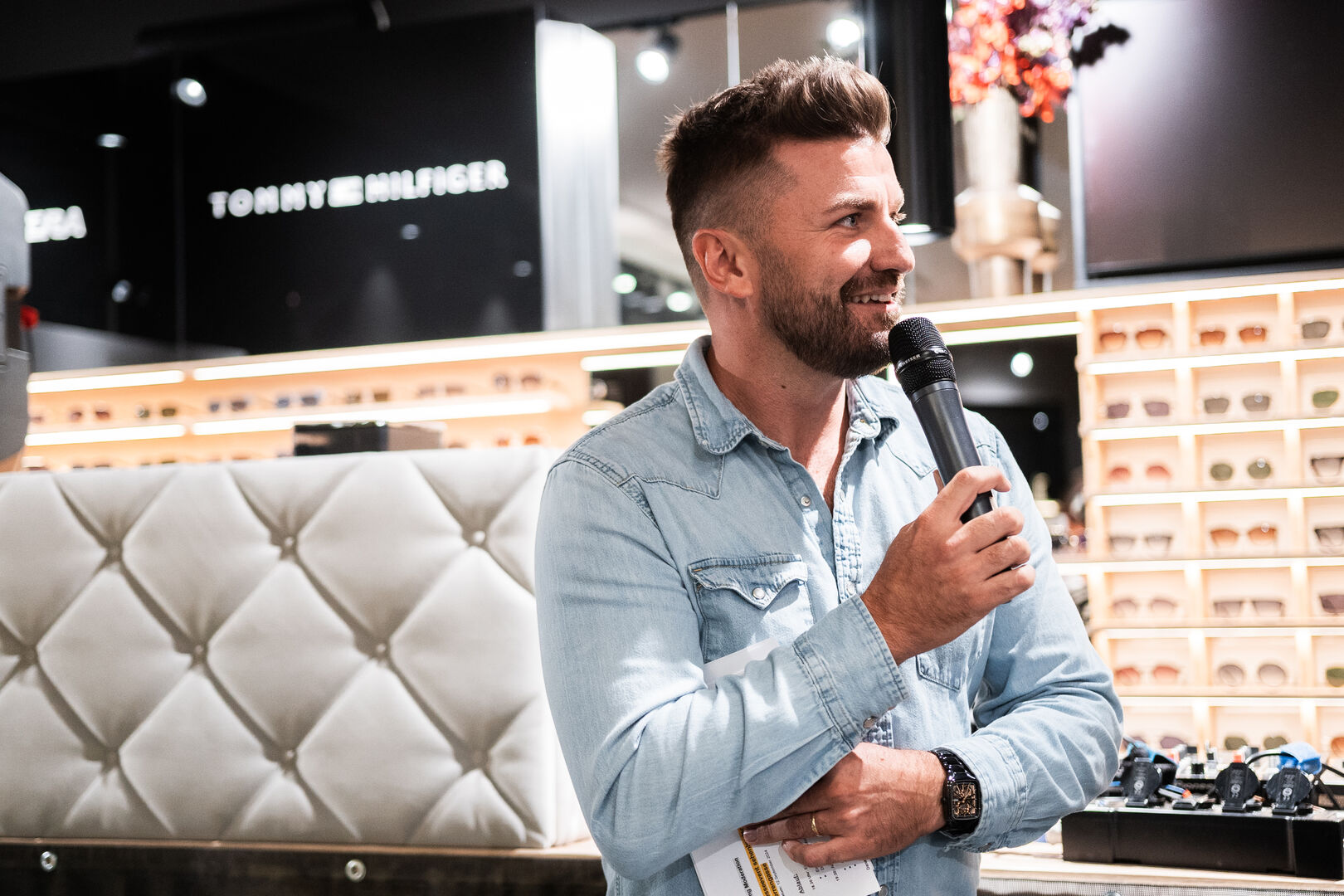 Ein Mann spricht in ein Mikrofon