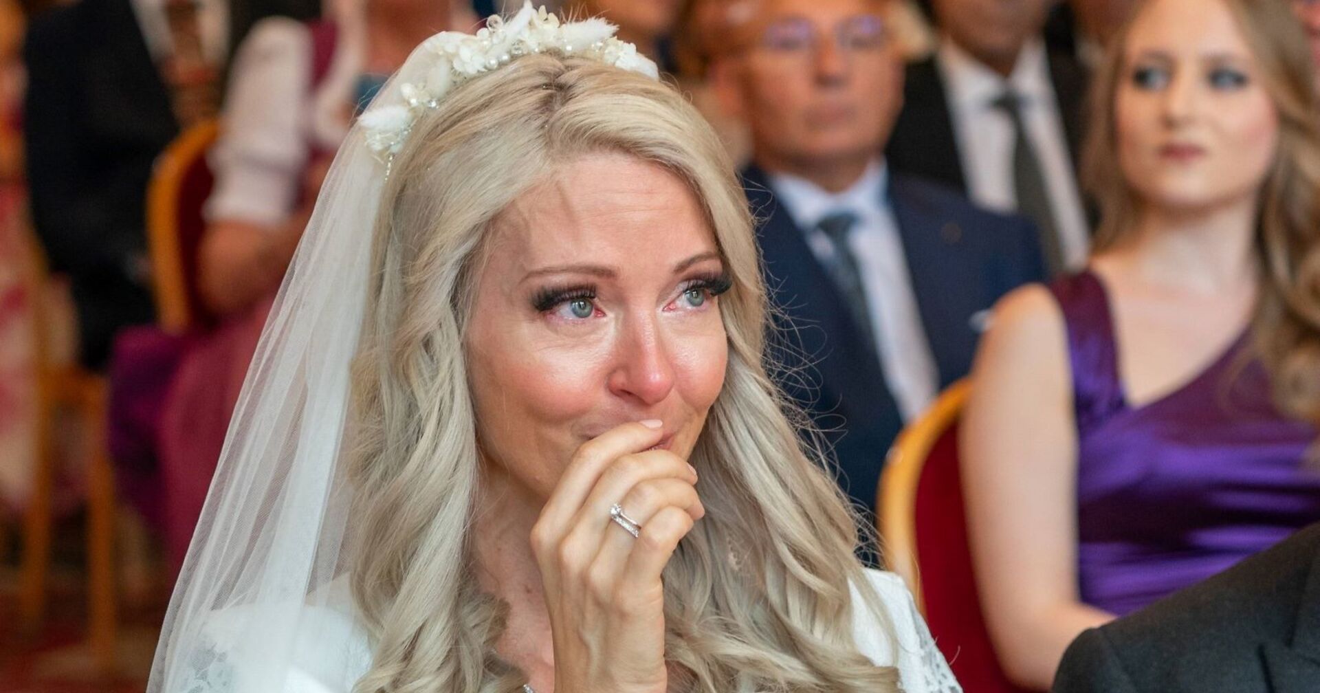 Simone Lugner weint im Brautkleid mit Schleier.