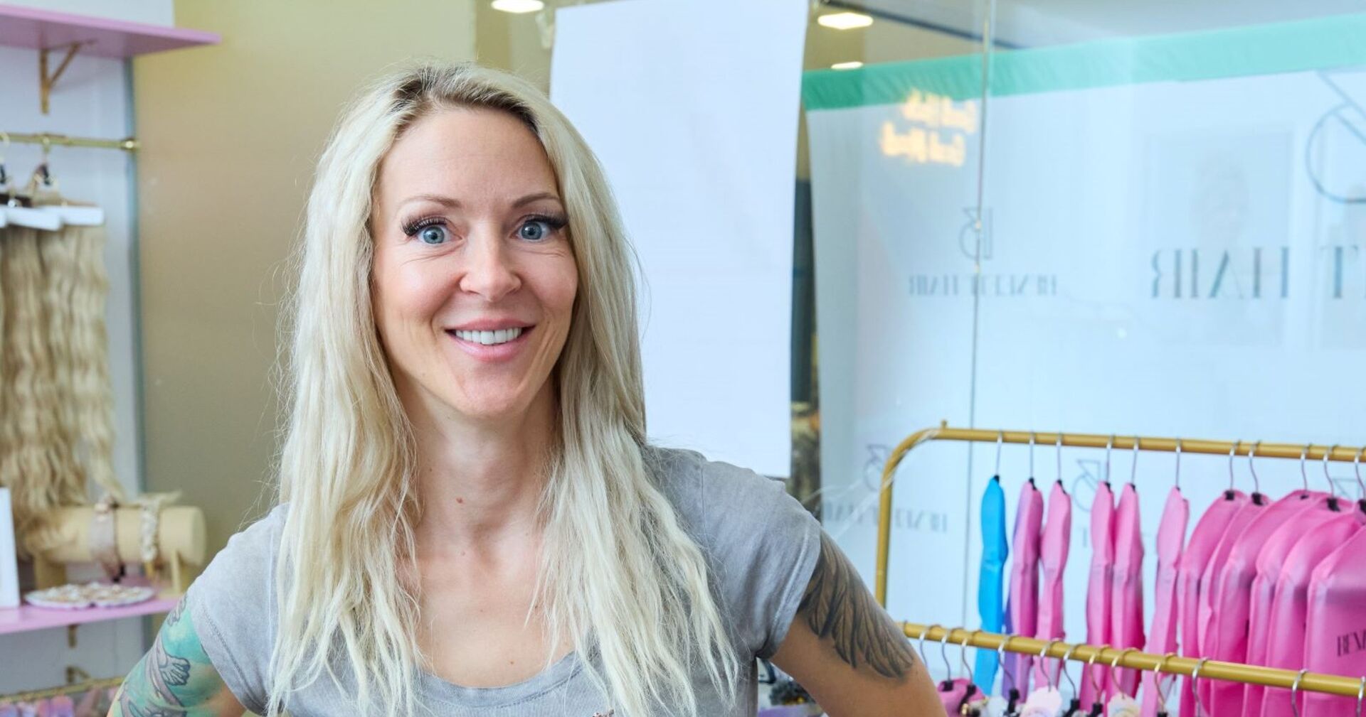 Simone Lugner lächelt in die Kamera.