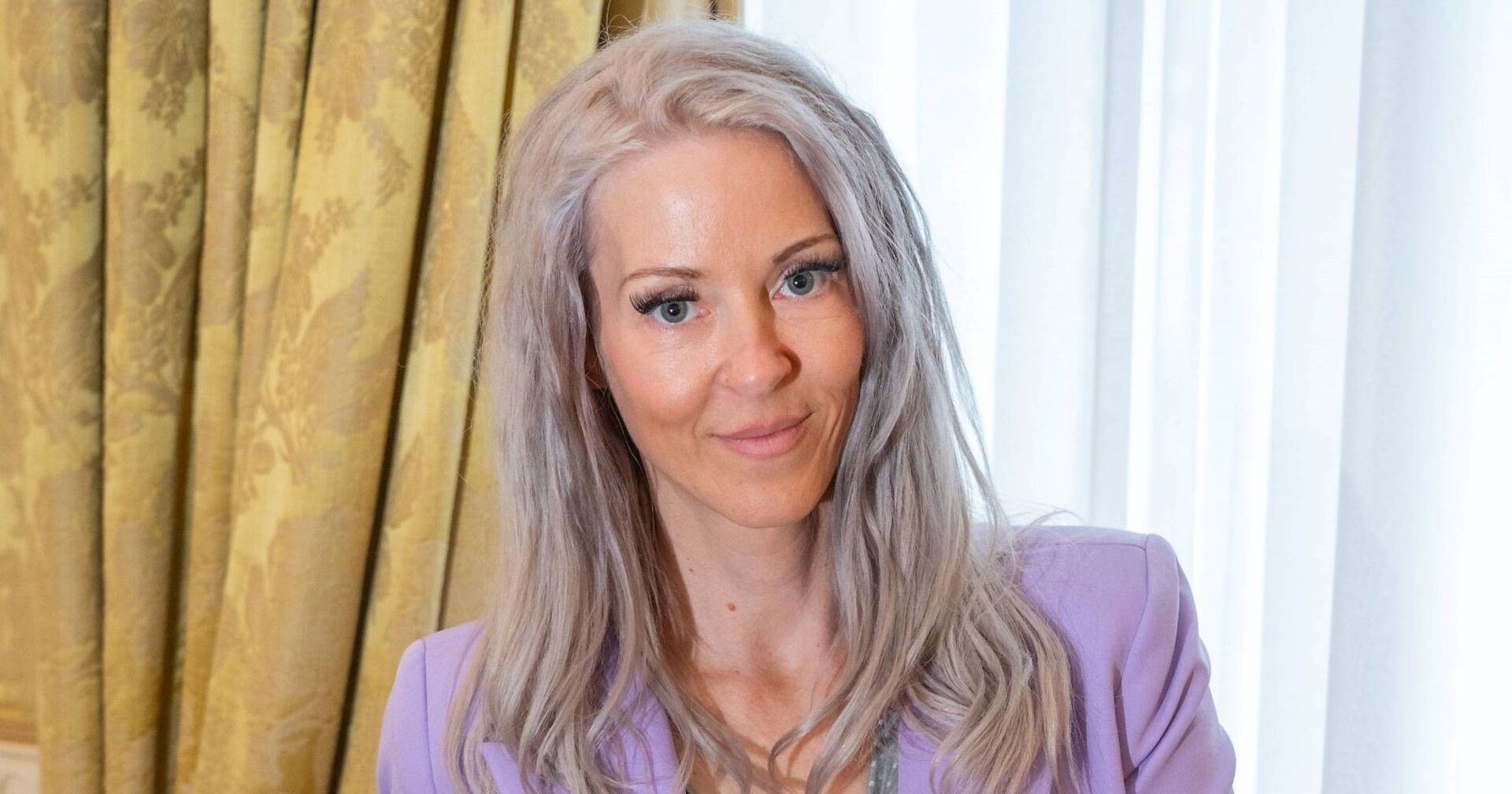 Simone Lugner lächelt und blickt in die Kamera.