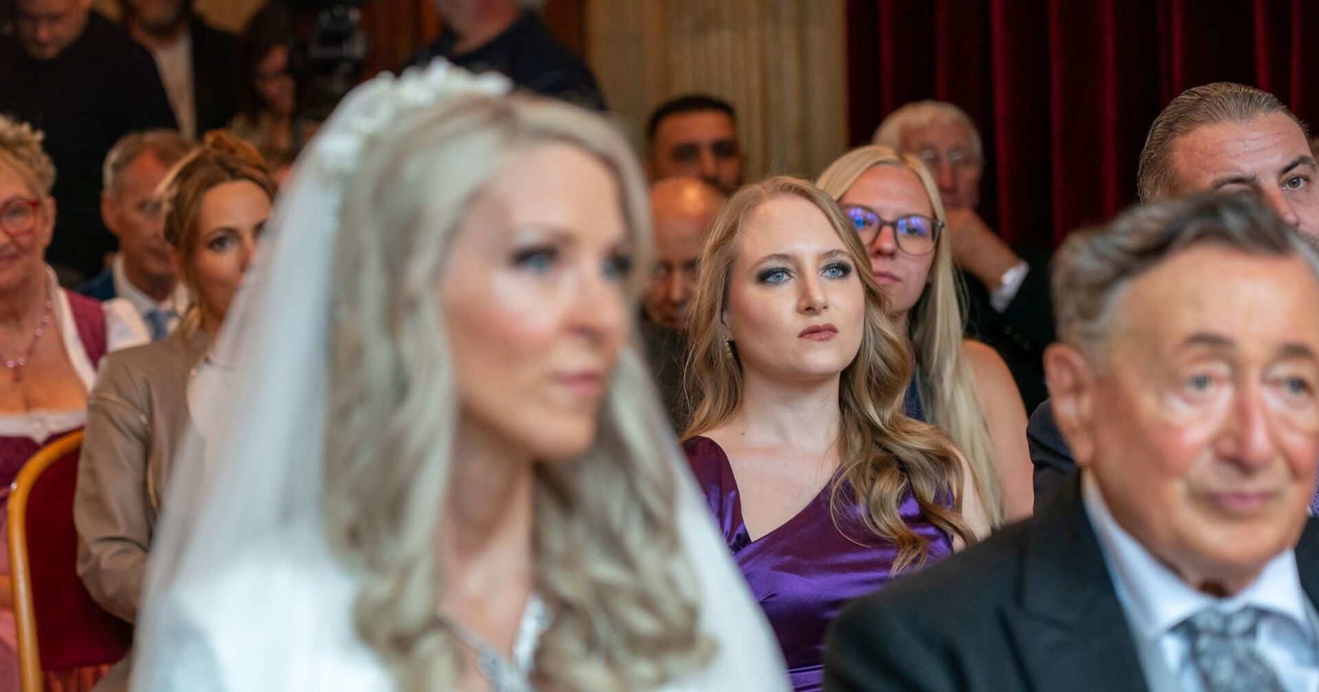 Im Vordergrund Simone und Richard Lugner bei ihrer Hochzeit, Jackie Lugner im Hintergrund bei der Trauung