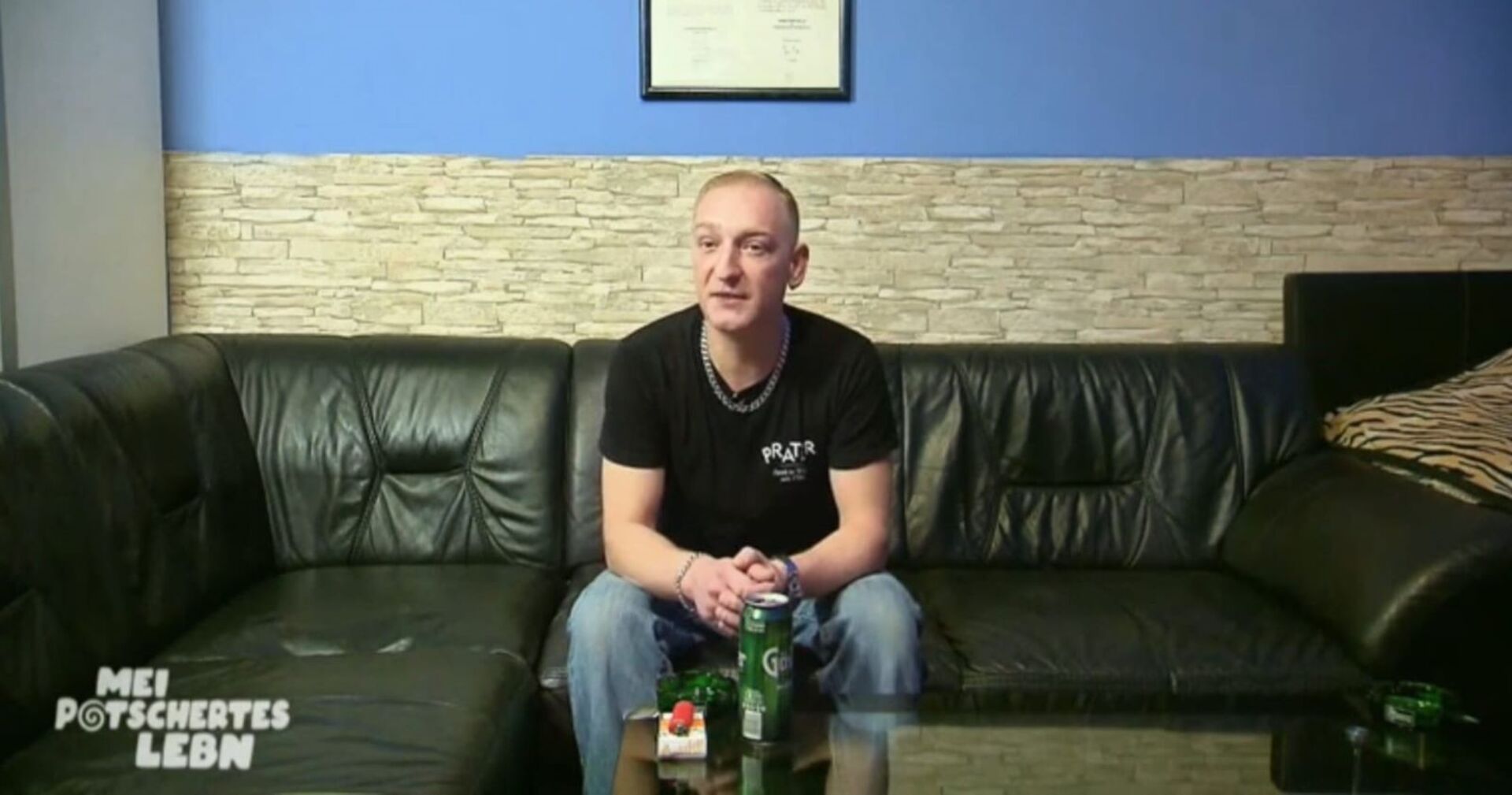 TWM-Patrick sitzt auf einer grünen Couch.