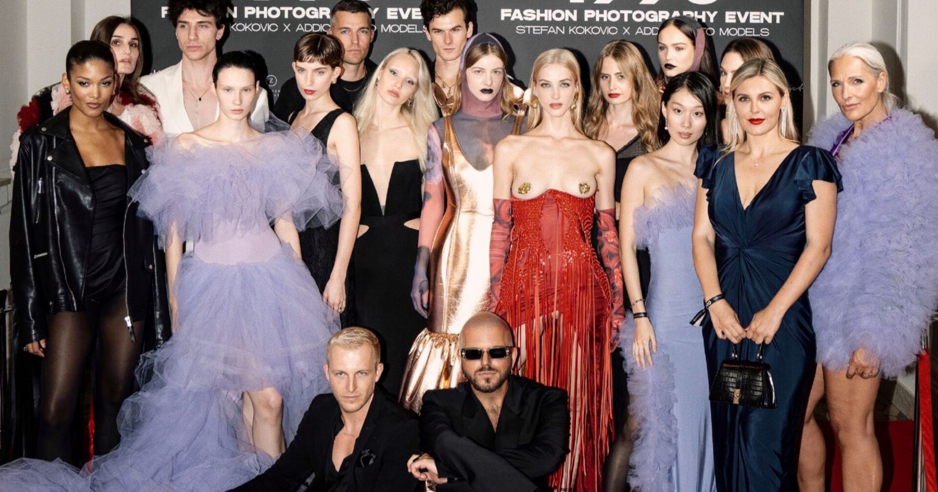 Stefan Kokovic mit seinen Models auf dem roten Teppich.