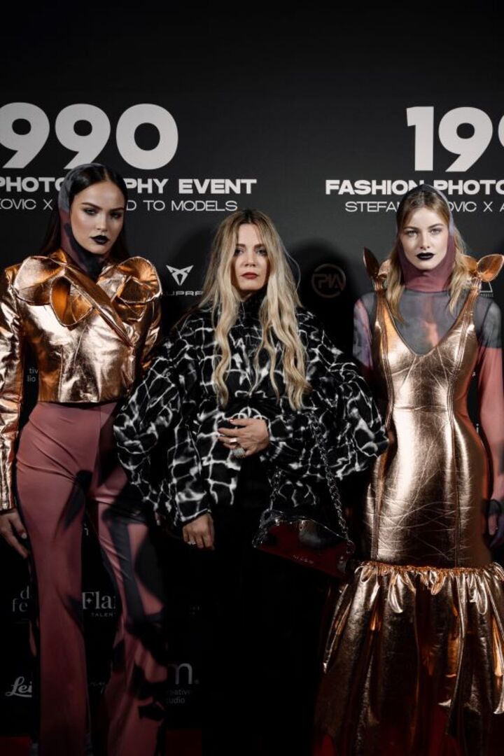 Die Models posieren bei Stefan Kokovics Event.